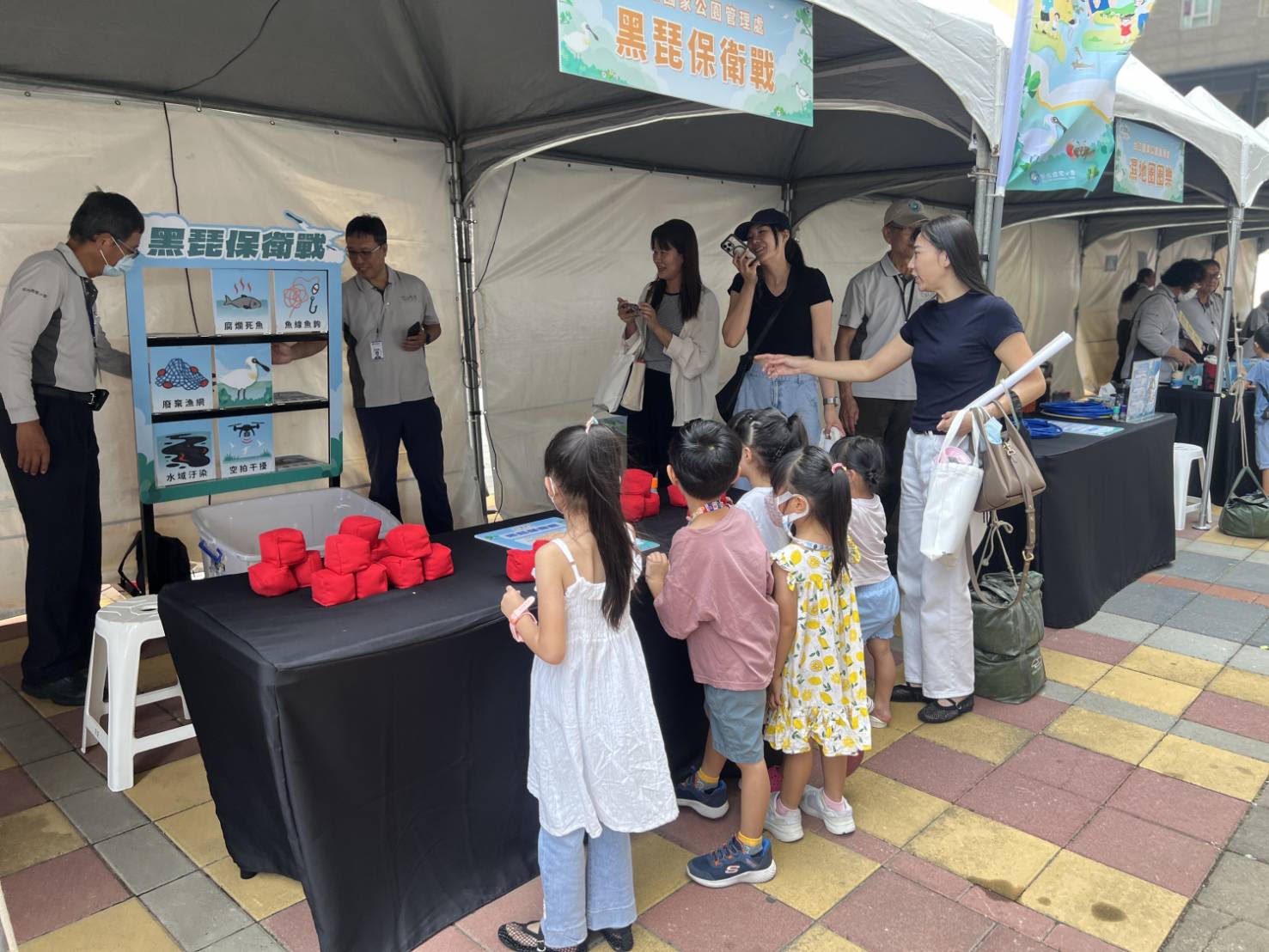 2026台江黑琵季登場,活動現場結合生態展示、食魚教育及文化交流等活動,帶領民眾認識台江濕地生態。(台江國家公園管理處提供)