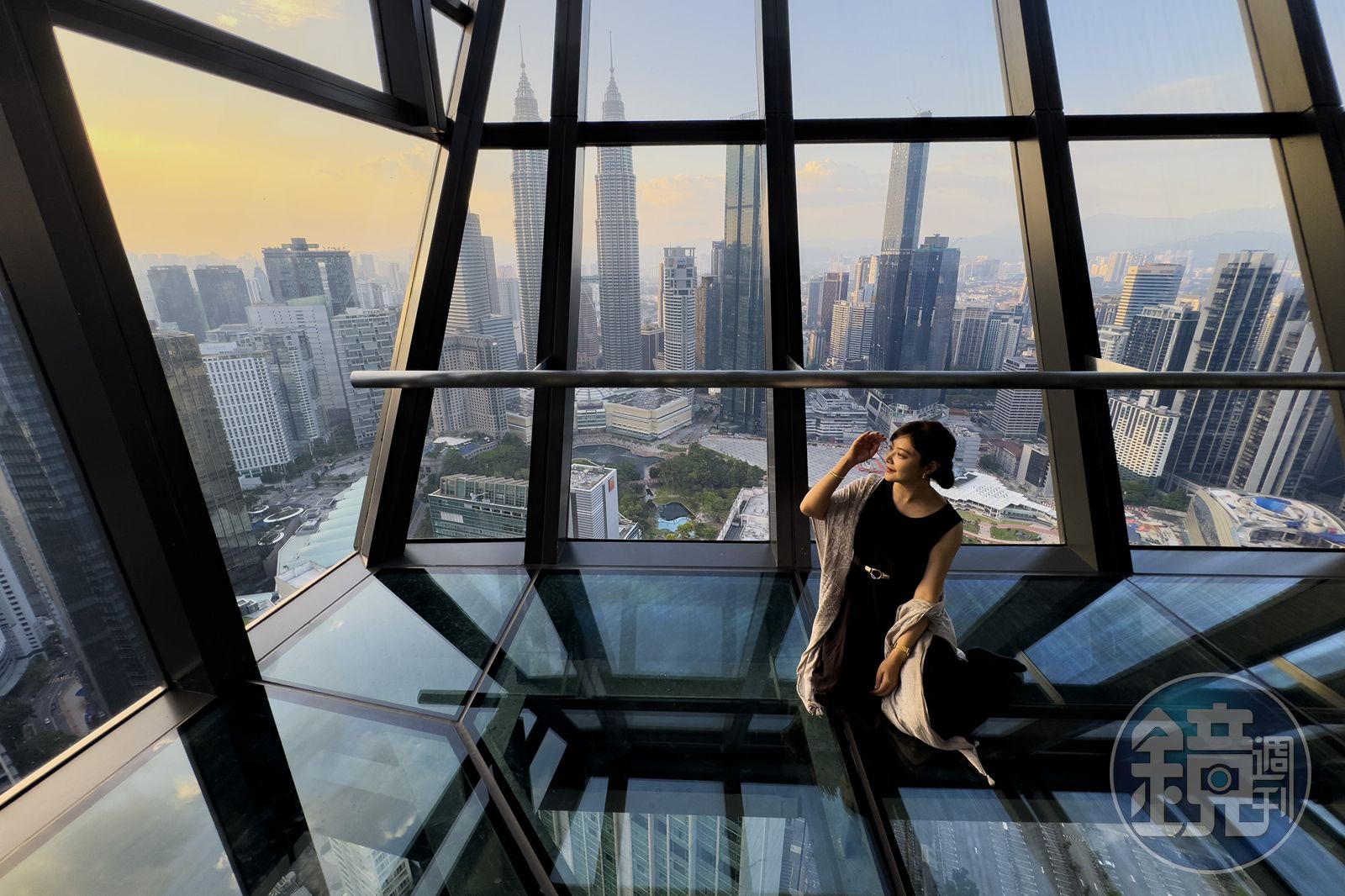酒店51樓的空中觀景台「SkyDeck」,特別設計透明玻璃地板區,讓住客體驗漫步雲端、俯瞰腳下車水馬龍的刺激感。