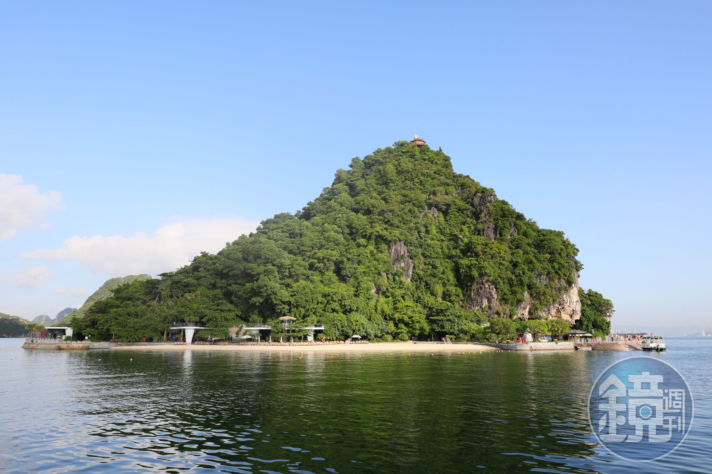 駛抵英雄島我才知道,下龍灣也有沙灘。