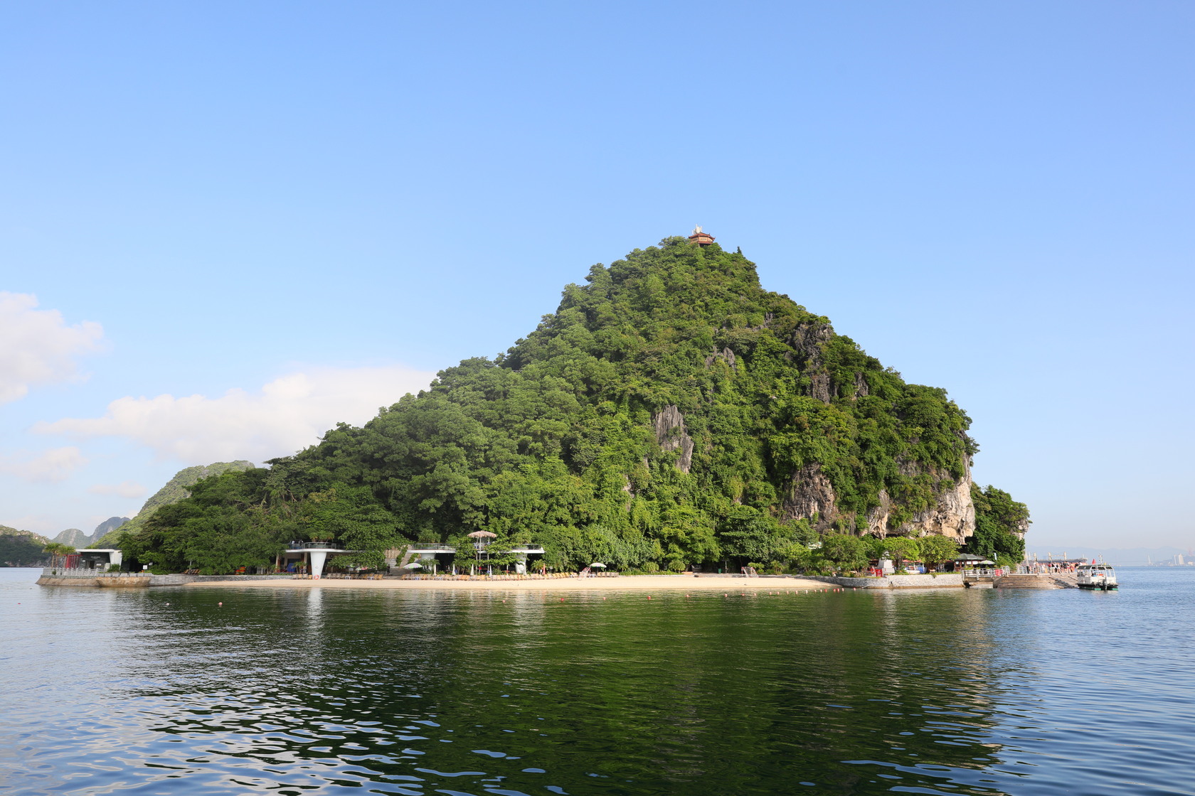 駛抵英雄島我才知道，下龍灣也有沙灘。