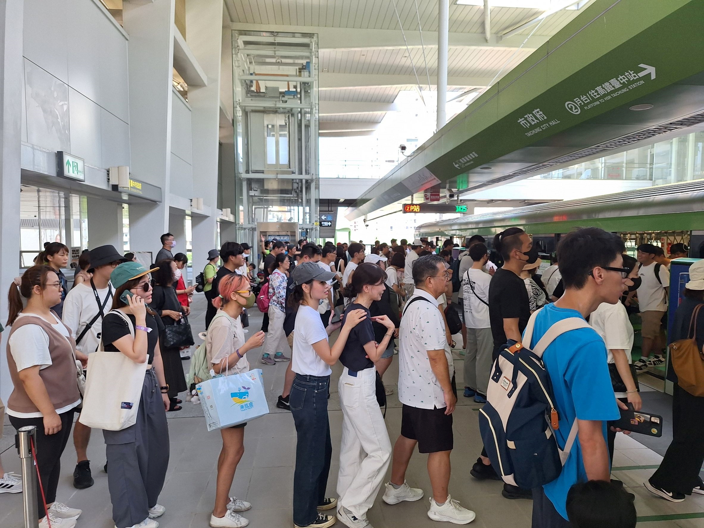 Red Bull Showrun Taichung國際賽車展演28日熱血開跑，中捷因鄰近會場，昨日運量創下3項歷史新高。（台中捷運提供）