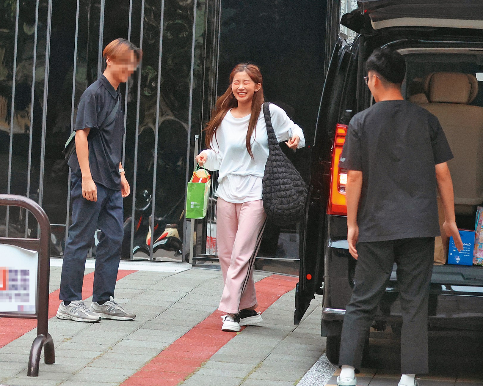 16：46　李珠珢（右）收工返家，見到社區大樓人員，還露出甜美笑容打招呼。