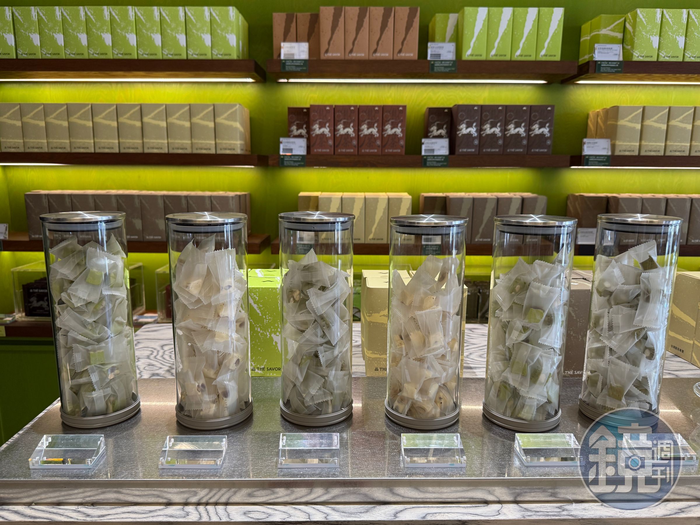 店裡集結茶牛軋糖、薄脆捲餅、「THÉ TRIONE台灣奶茶粉」與「THÉ DROP台灣茶濾掛」等商品,滿足自用與送禮需求。