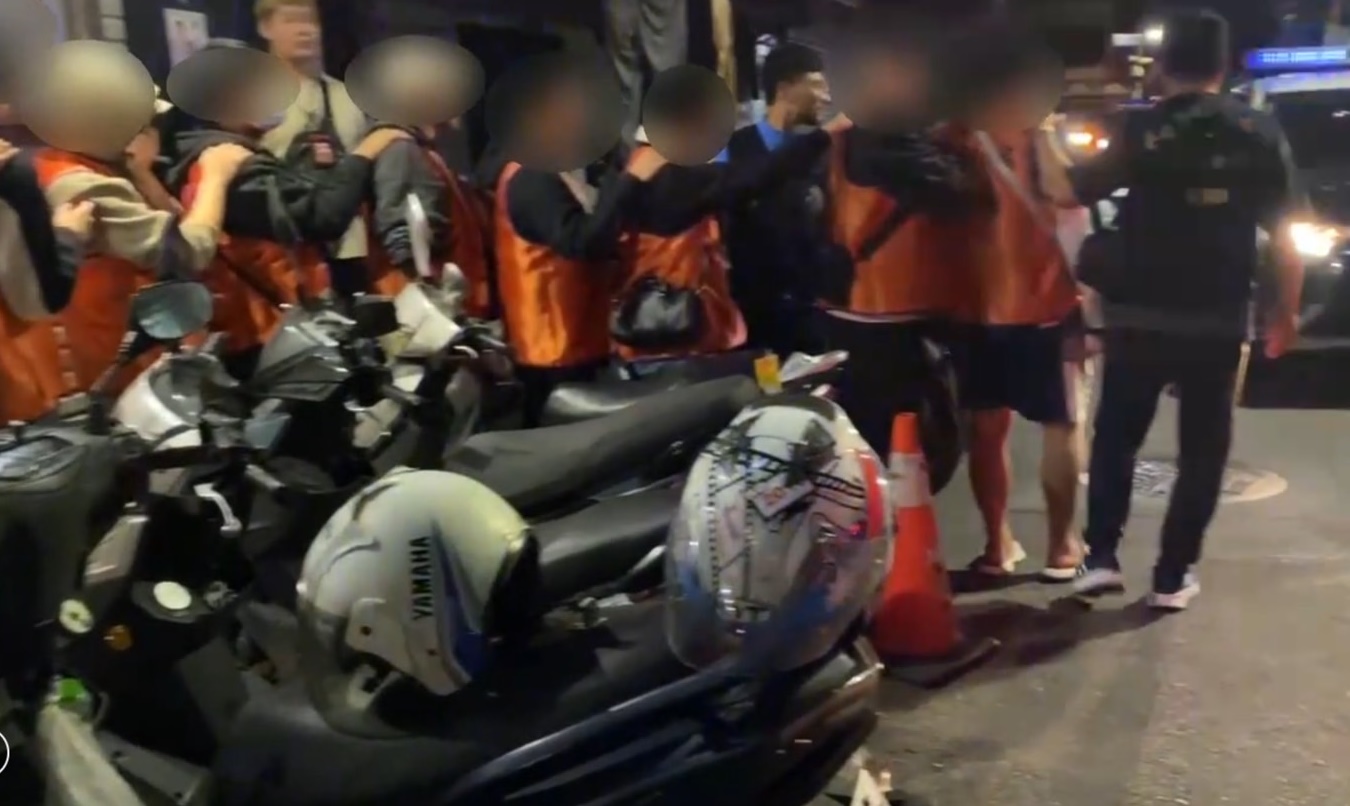 警方日前攻堅一處職業賭場，帶回負責人及賭客共18人。（翻攝畫面）