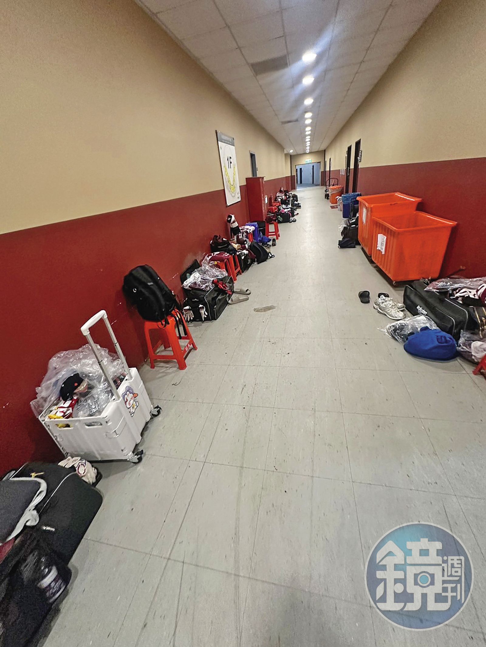 職棒樂天桃猿二軍無休息室，球員只能把衣服、球具堆在球場走廊上。（投訴人提供）