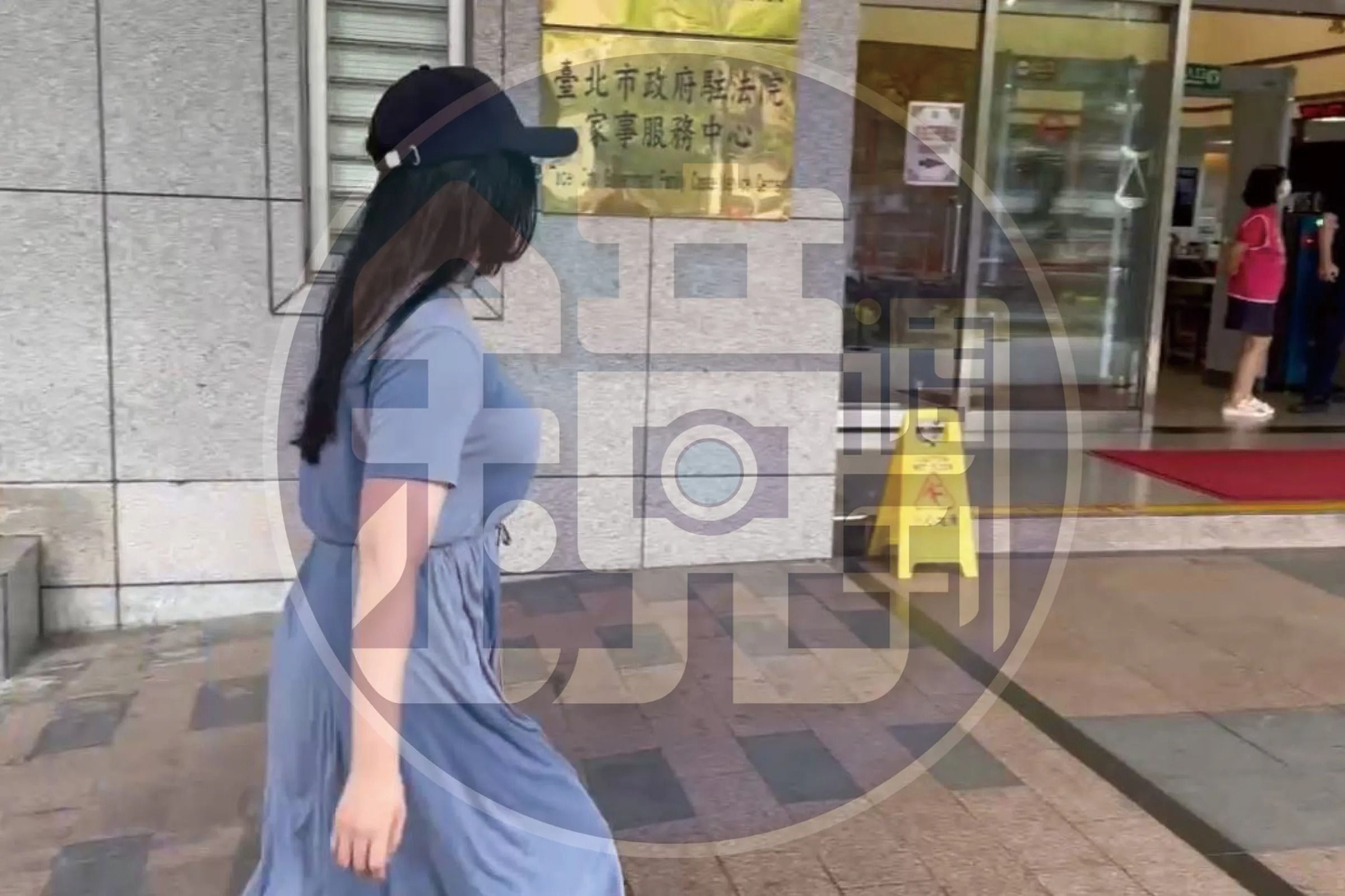 宋姓女大生日前至台北地院家事庭出庭,強調兒子是王文洋至親骨肉。(劉志原攝)