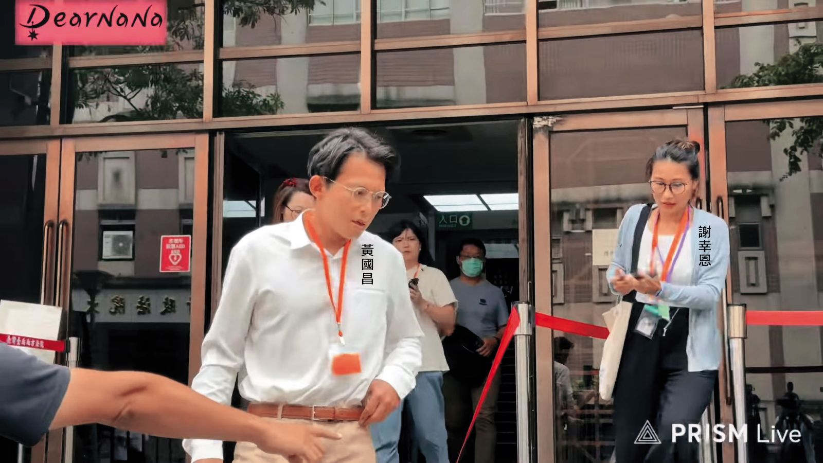 外界懷疑黃國昌吸收謝幸恩藉撰稿發文操弄輿論。（翻攝DearNaNa YouTube直播）