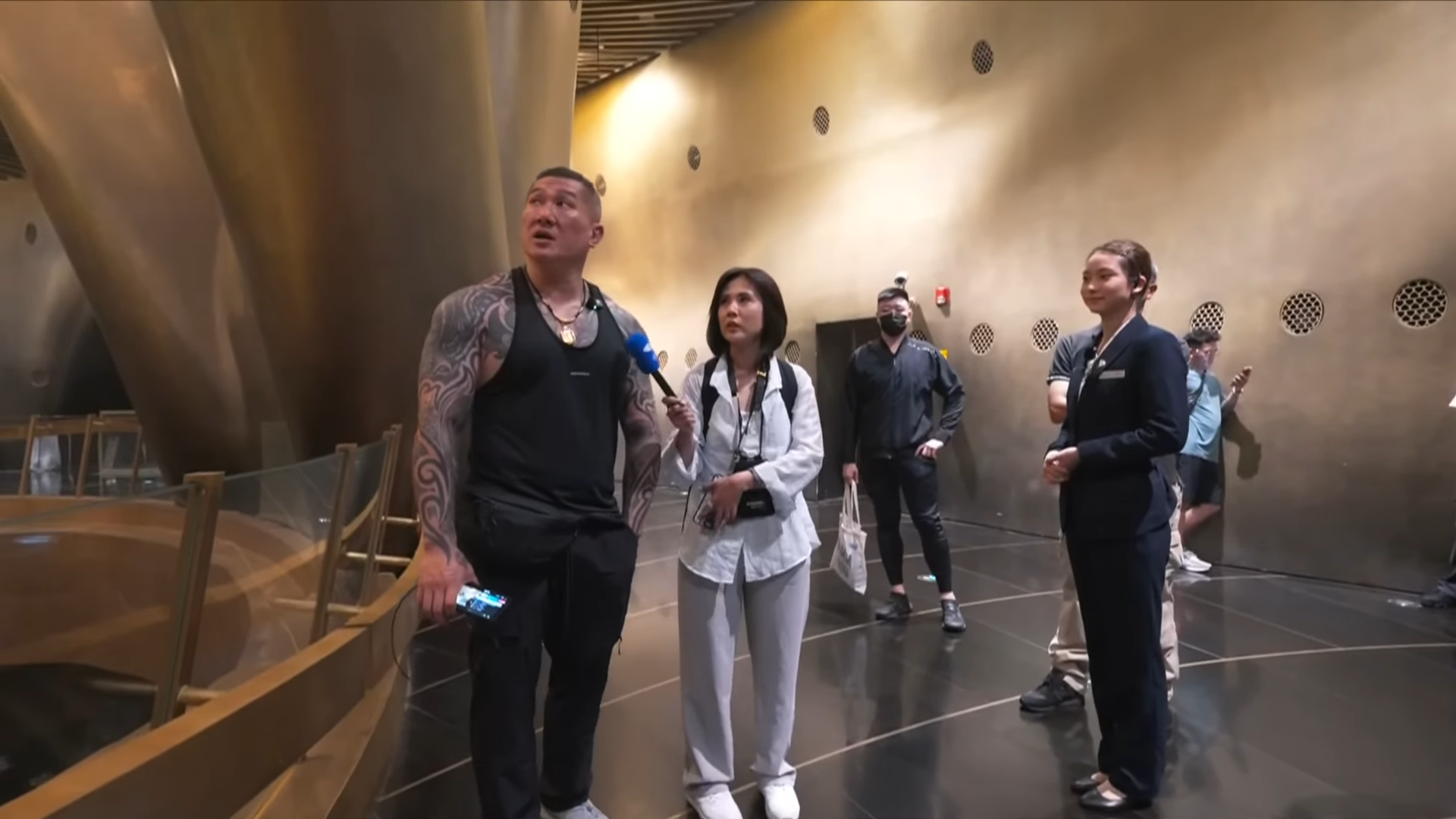 館長昨日到上海中心大廈參觀。（翻攝自館長惡名昭彰Youtube頻道）