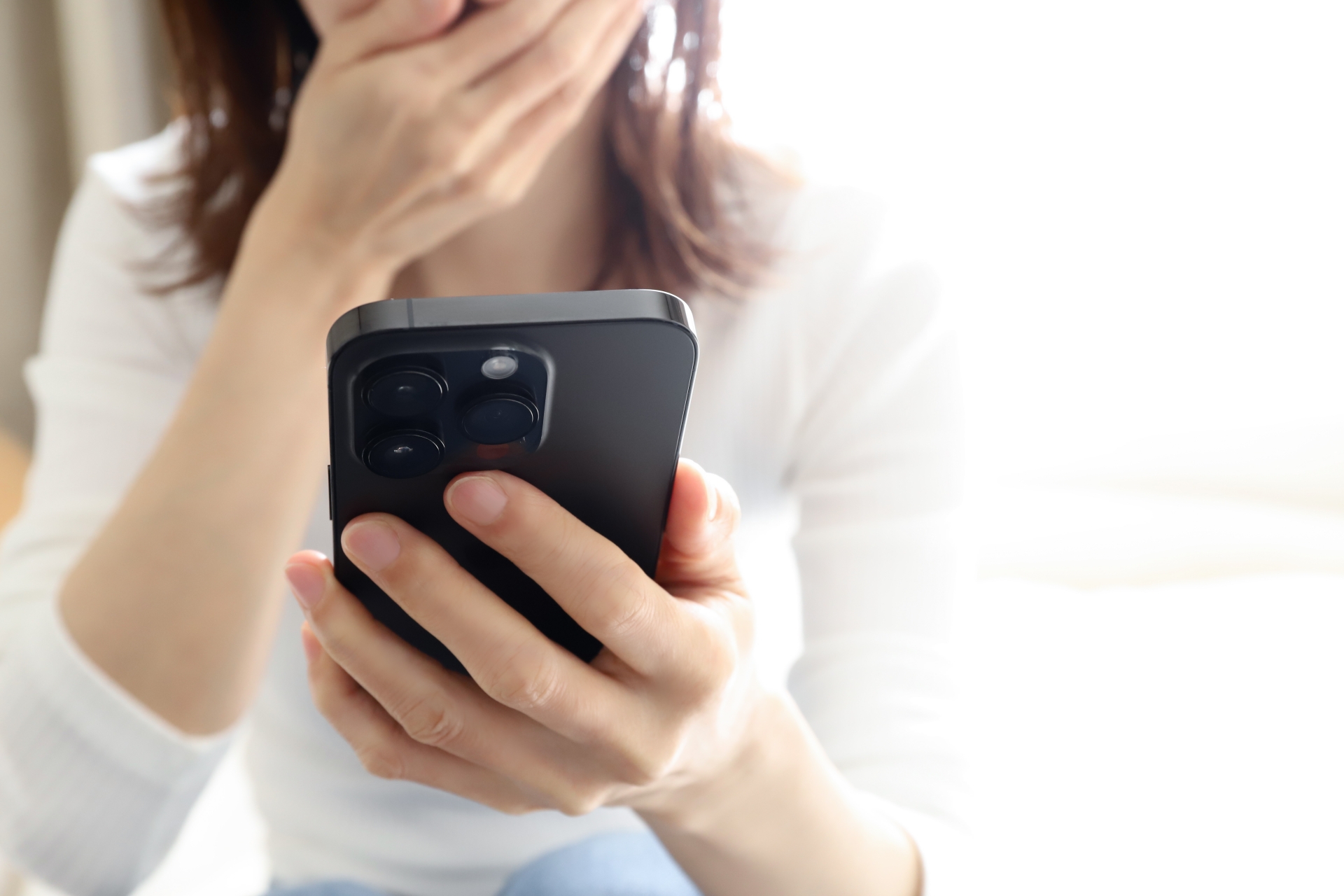 日本一名女大生為賺快錢拍A片，沒想到男友竟憑聲音就認出她，讓她感到驚訝。（示意圖，photoAC）