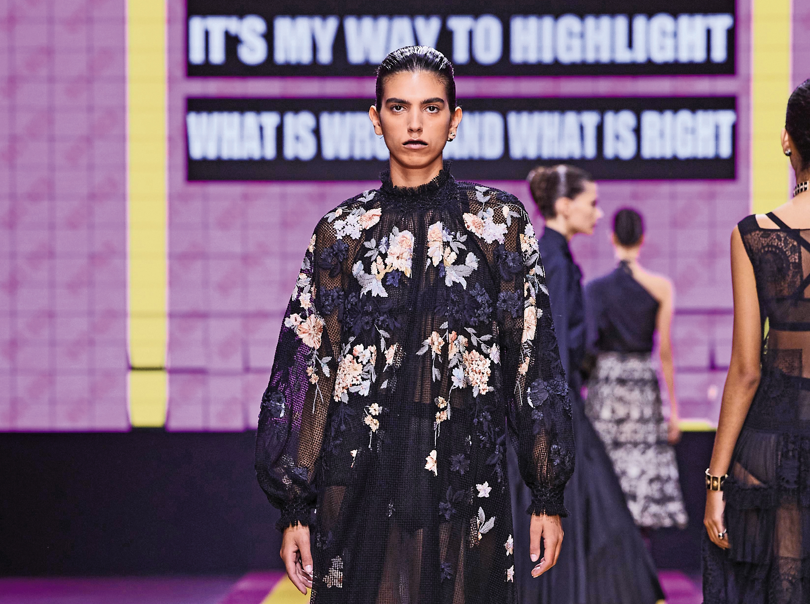 即便保留了浪漫花卉元素，Dior女人這一季依舊看起來很不好惹。（Dior提供）