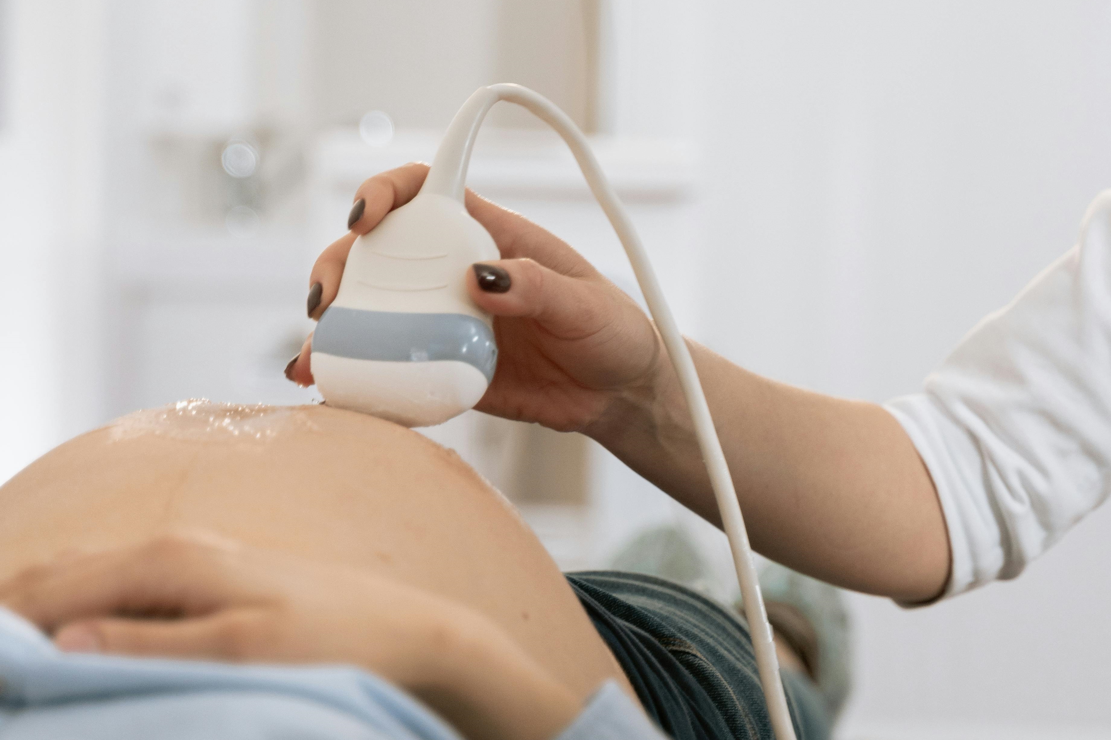 日本長崎離島婦產科醫師人手短缺，醫院難以維持分娩業務。（pexels提供）