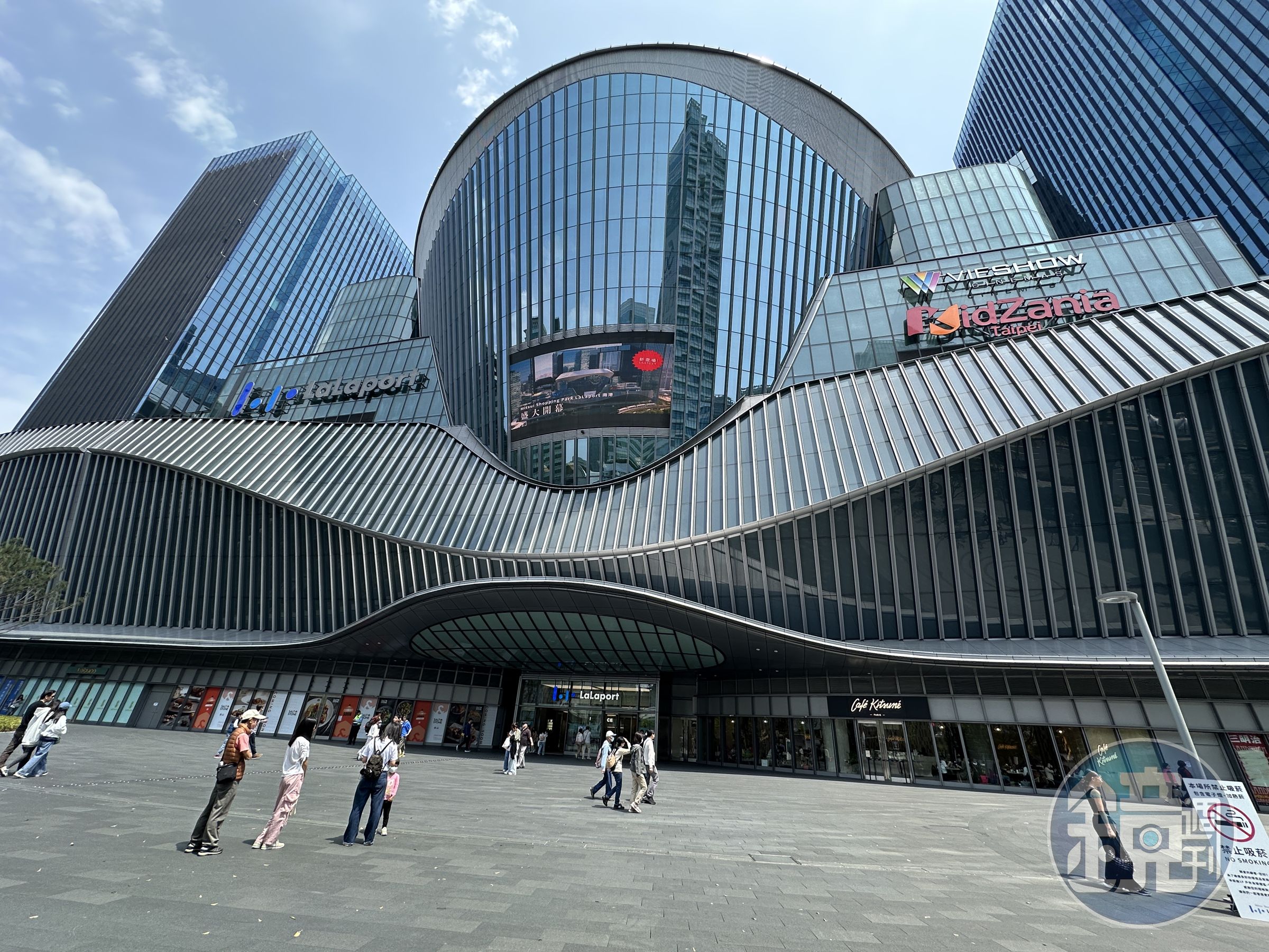 南港LaLaport日前風光開幕,每到假日就湧入許多民眾逛街、用餐。(本刊資料照)