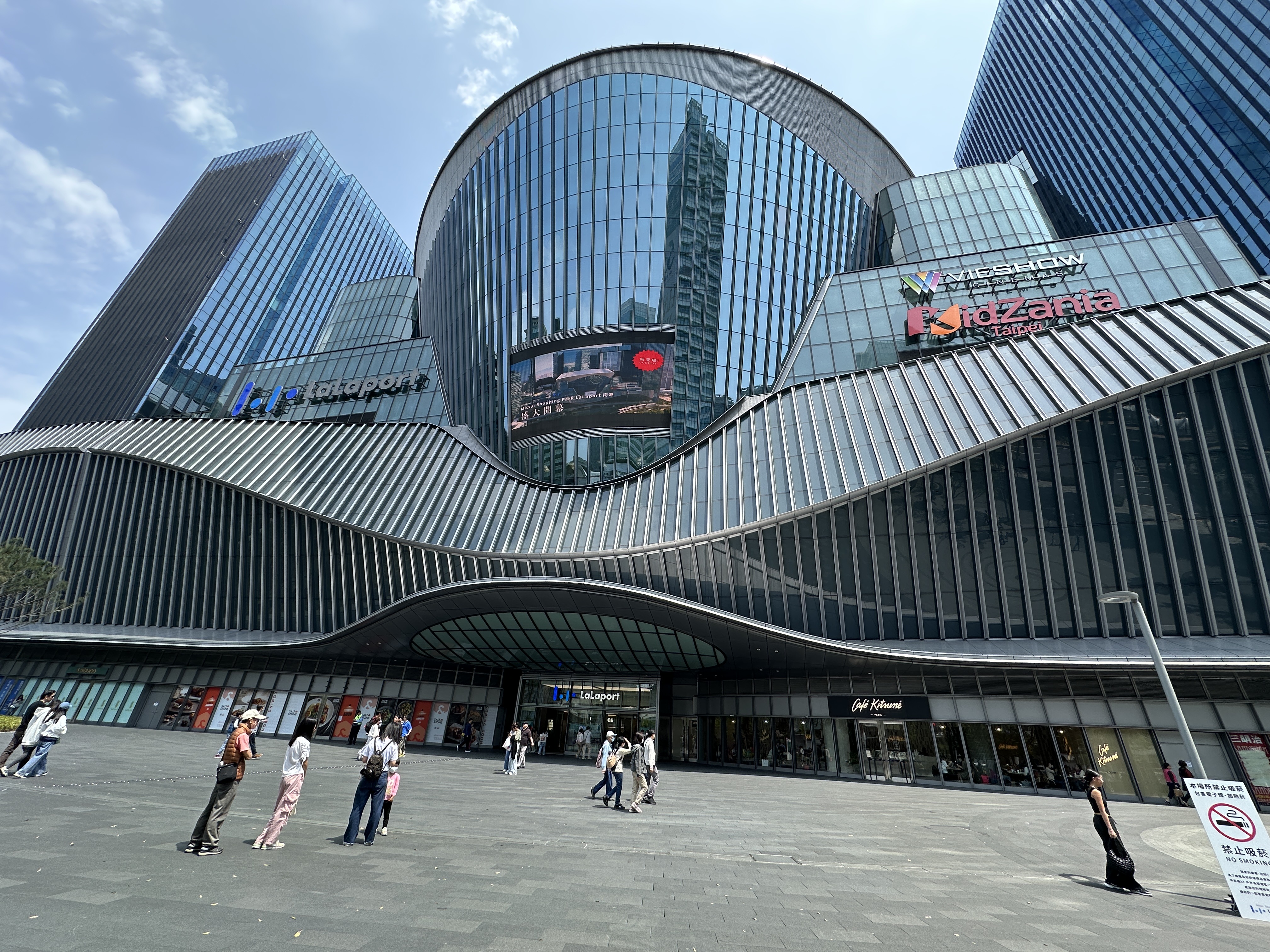 南港LaLaport日前風光開幕，每到假日就湧入許多民眾逛街、用餐。（本刊資料照）