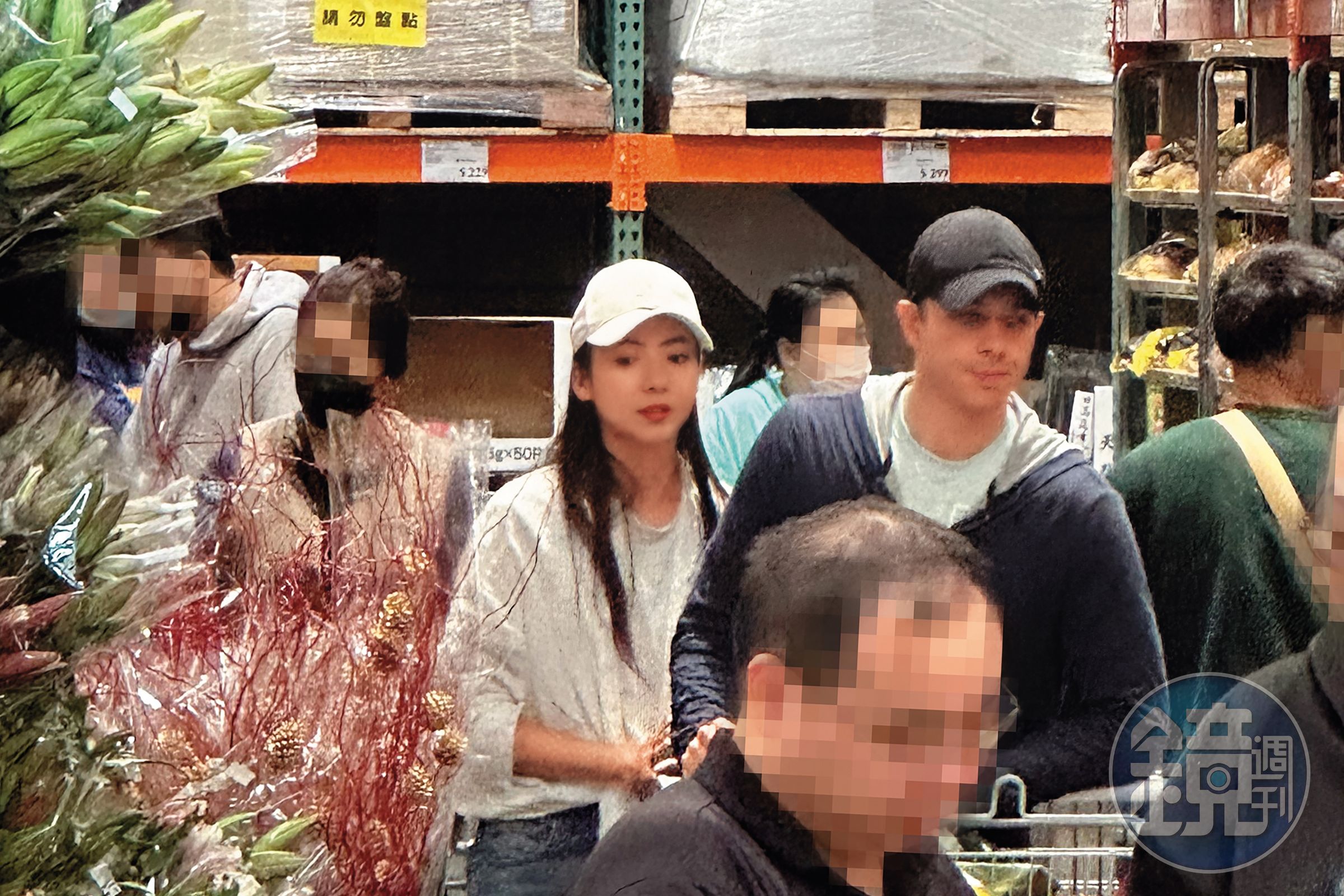 12/30,12:16,走在熙來攘往人群裡,謝沛恩與男友一起推購物車,甜得很。