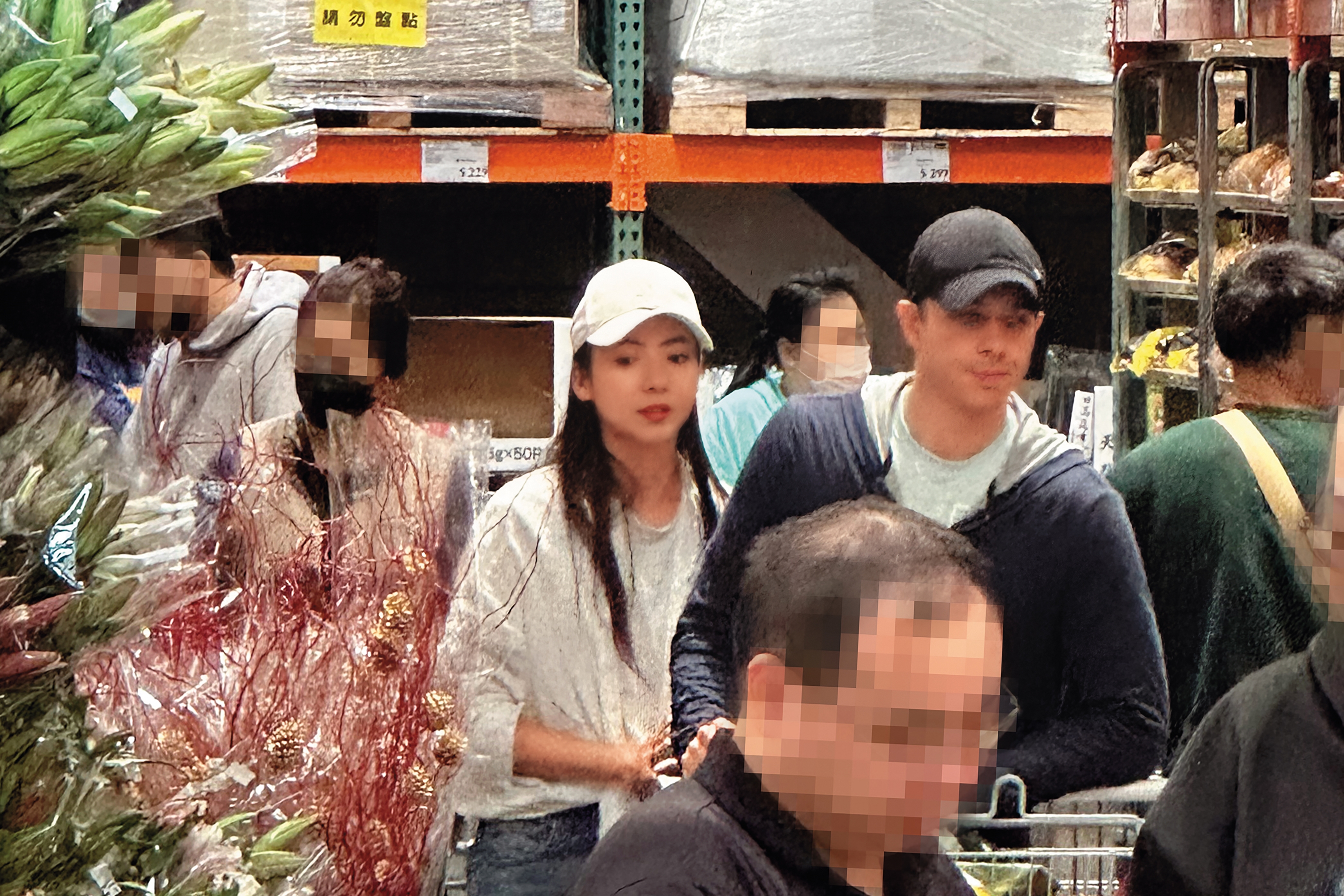 12/30，12:16，走在熙來攘往人群裡，謝沛恩與男友一起推購物車，甜得很。