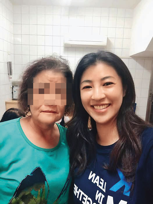 許母（左）龐大的債務讓許淑華（右）倍感壓力，母女經常為此爭吵。（翻攝許淑華臉書）