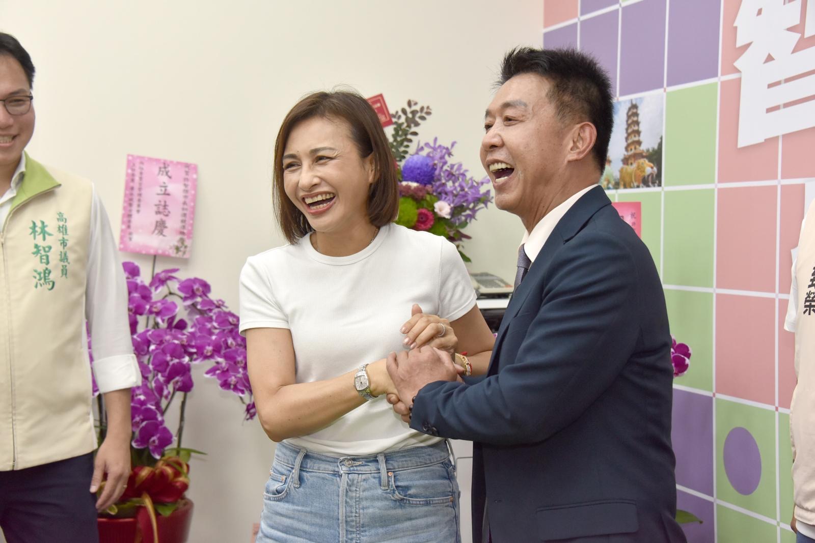 邱議瑩前往許智傑競選總部祝賀。（許智傑競選總部提供）