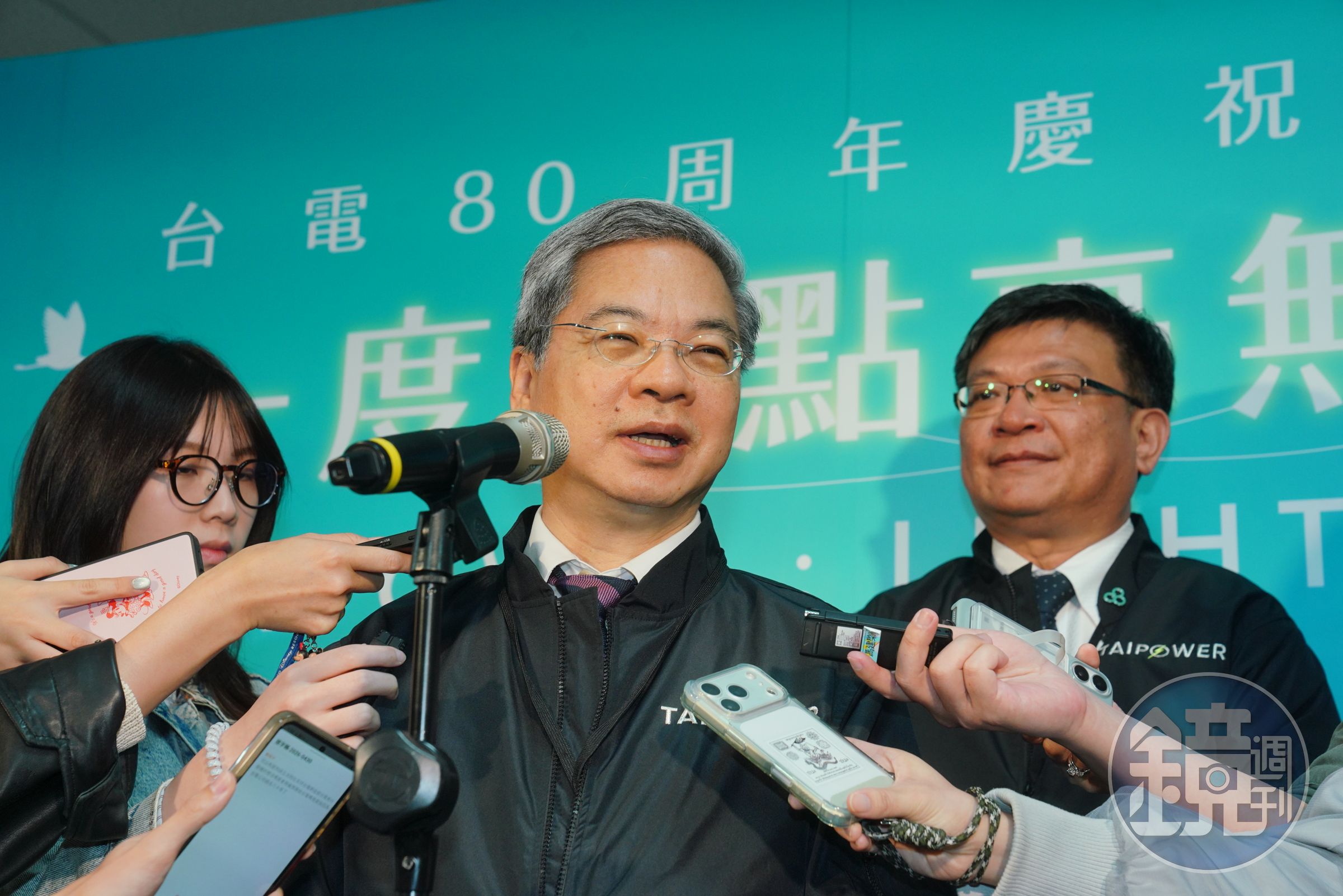 經濟部長龔明鑫與台電董事長曾文生回應近期電力問題。