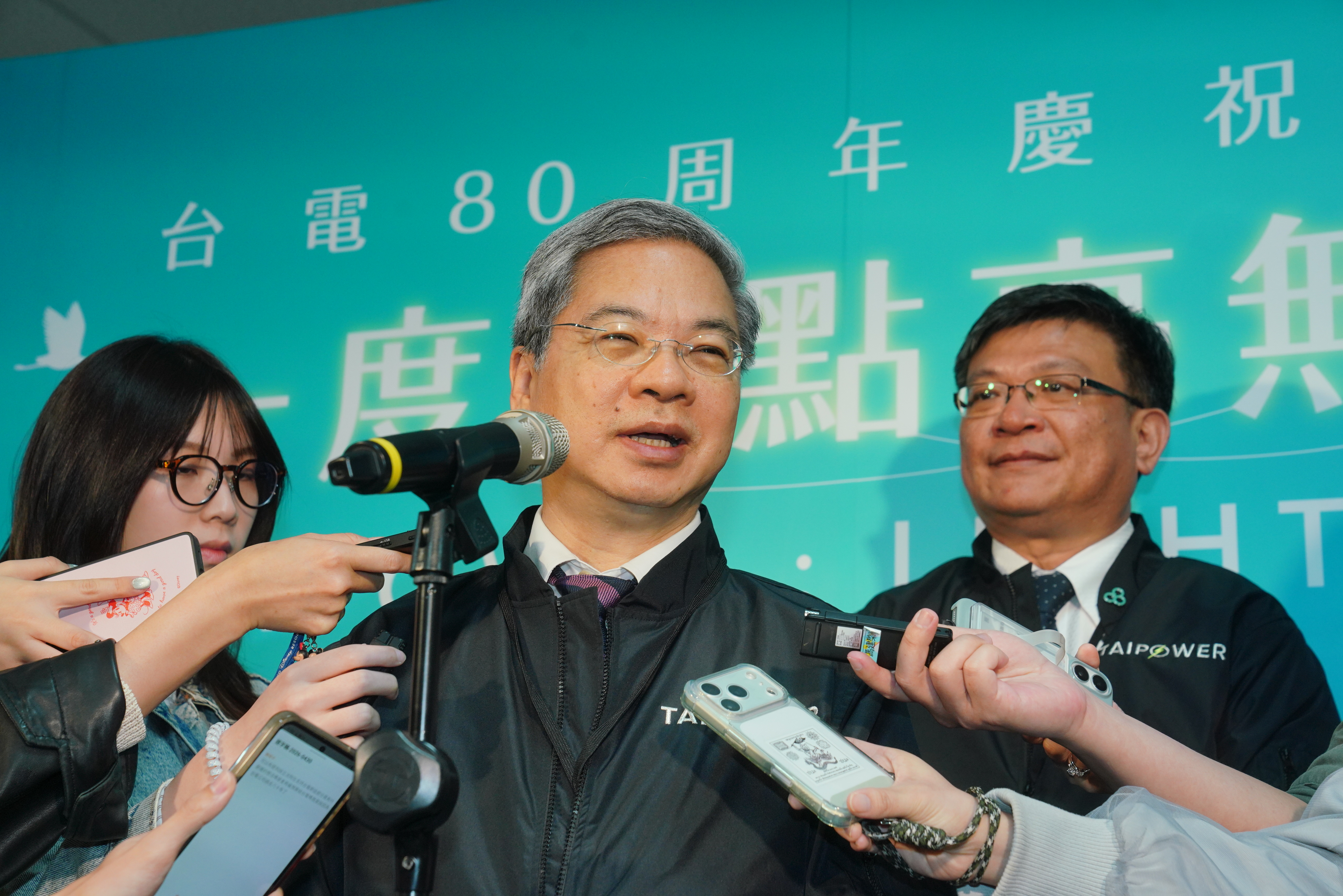 經濟部長龔明鑫與台電董事長曾文生回應近期電力問題。