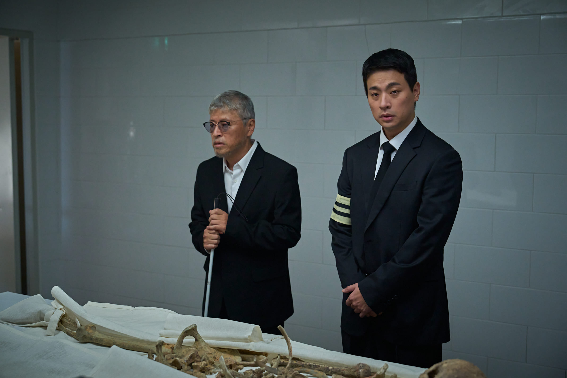朴正民與權海驍在《醜得要命》飾演父子，朴正民同時飾演父親年輕時代，2位演員都有盲人的親友，與本片連結情感更深。（© 2025 Plus M Entertainment and WOWPOINT. All Rights Reserved）