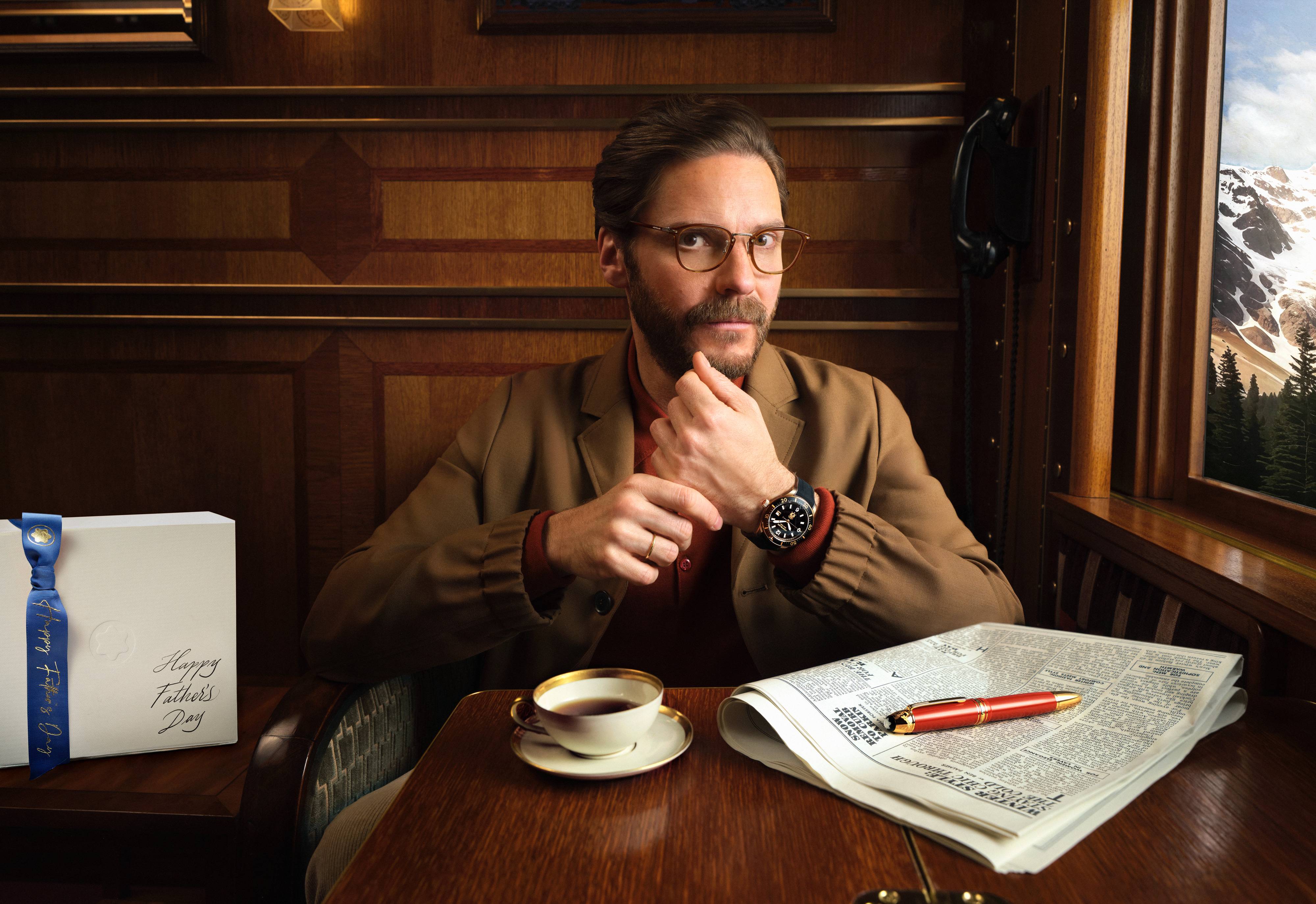Daniel Brühl置身於「萬寶龍全景之旅」(Montblanc Voyage of Panorama)車廂，為品牌拍攝宣傳照。（萬寶龍提供）       