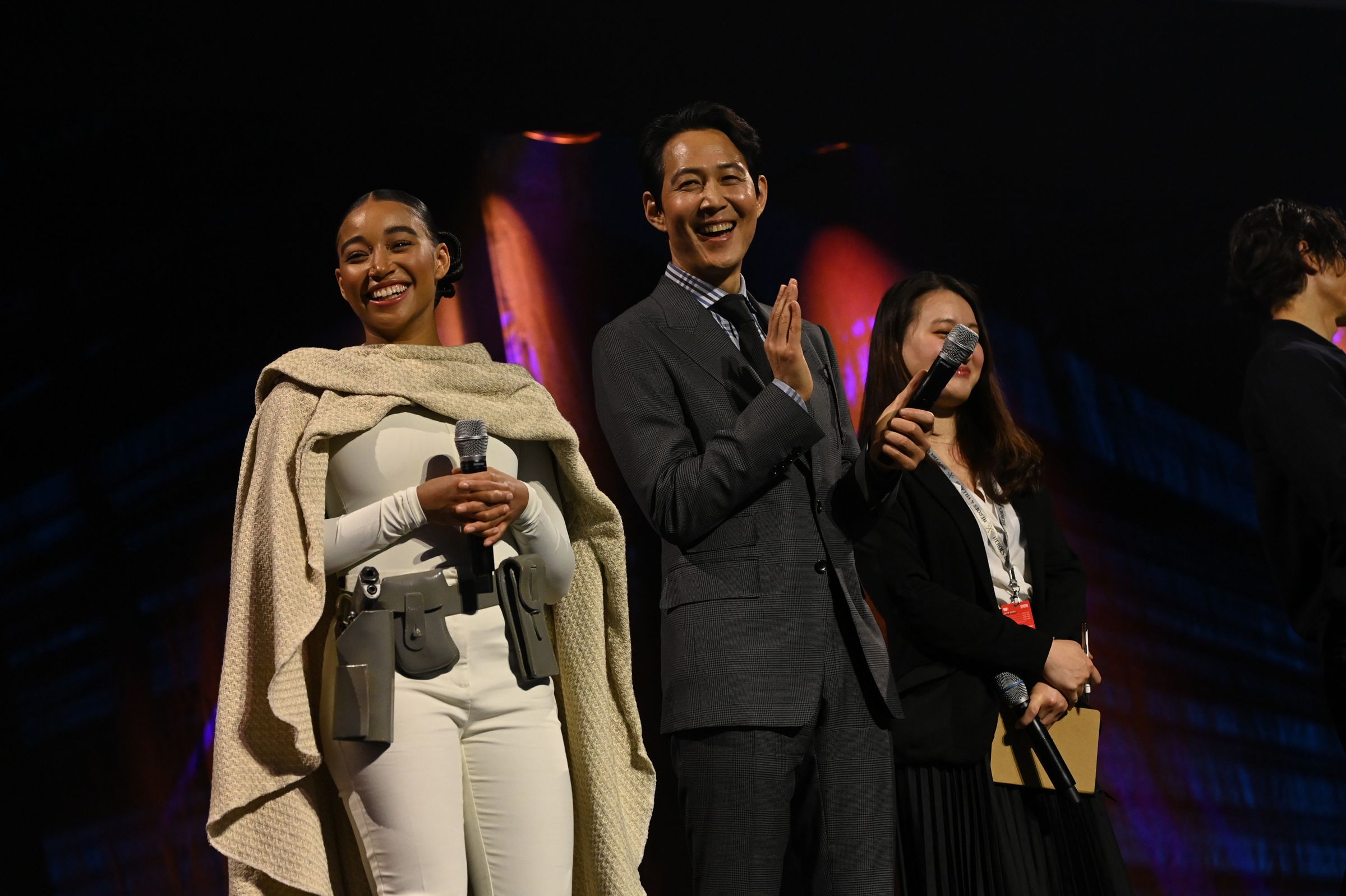 李政宰(右)與飾演反派的阿曼德拉斯坦伯格(左),去年一起出席星戰慶典。(Disney+提供)