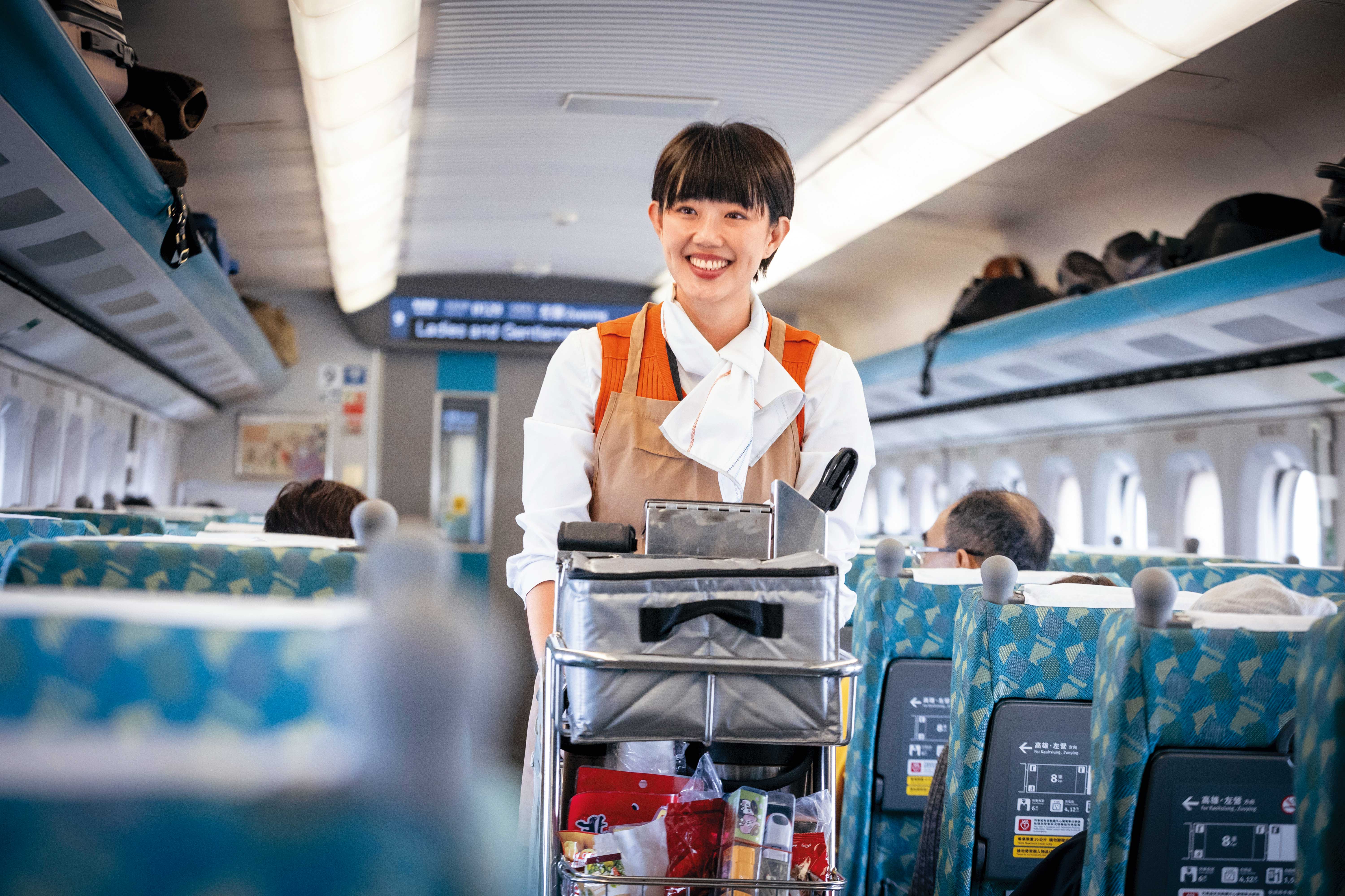 覃湘婷進高鐵工作是為了快樂，她也期盼每一位乘客都帶著微笑下車。