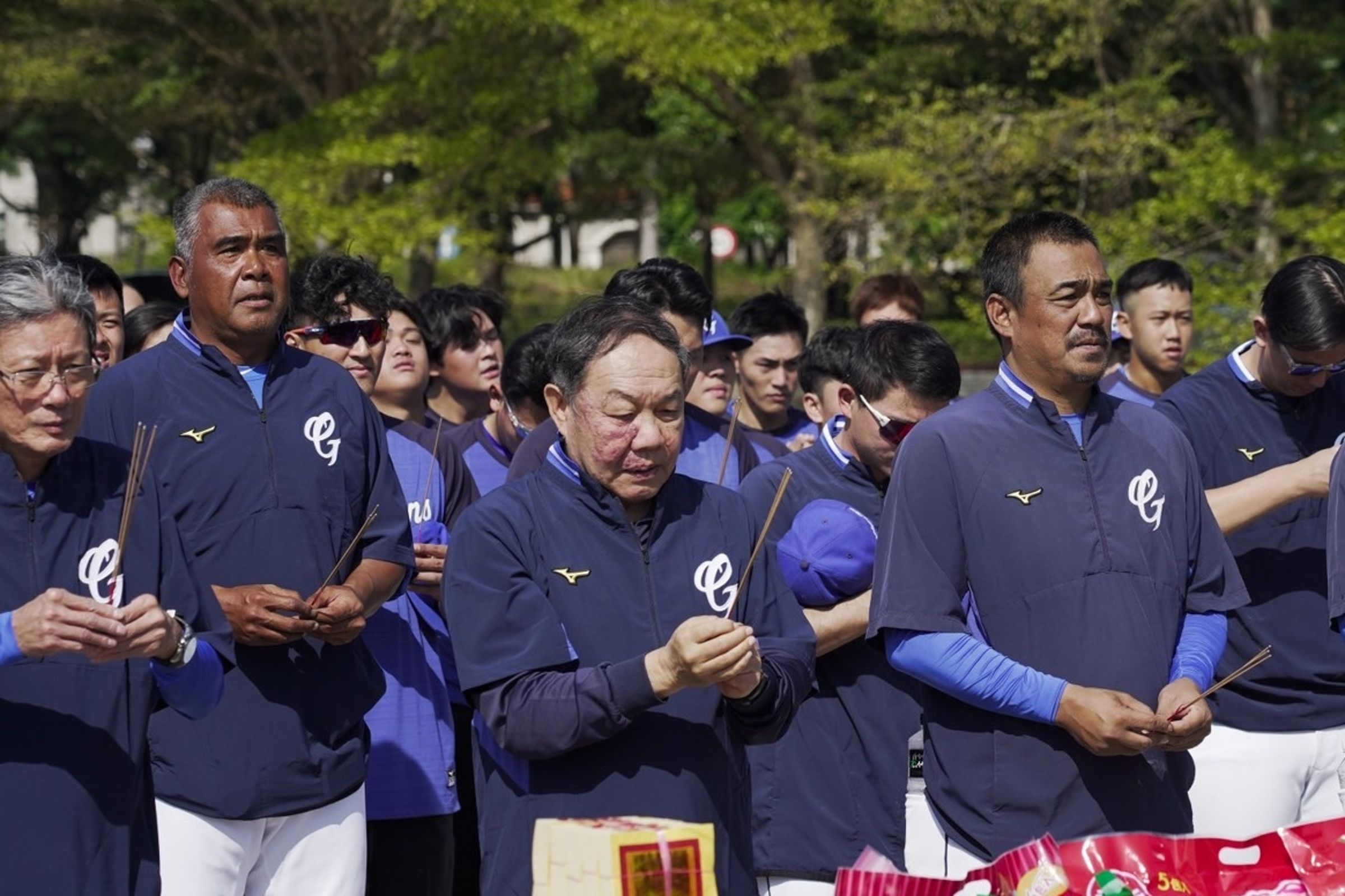 富邦悍將15展開春訓前一起進行祭拜儀式,陳連宏(左二)黝黑的膚色在人群中格外顯眼。(翻攝自富邦悍將棒球隊臉書)