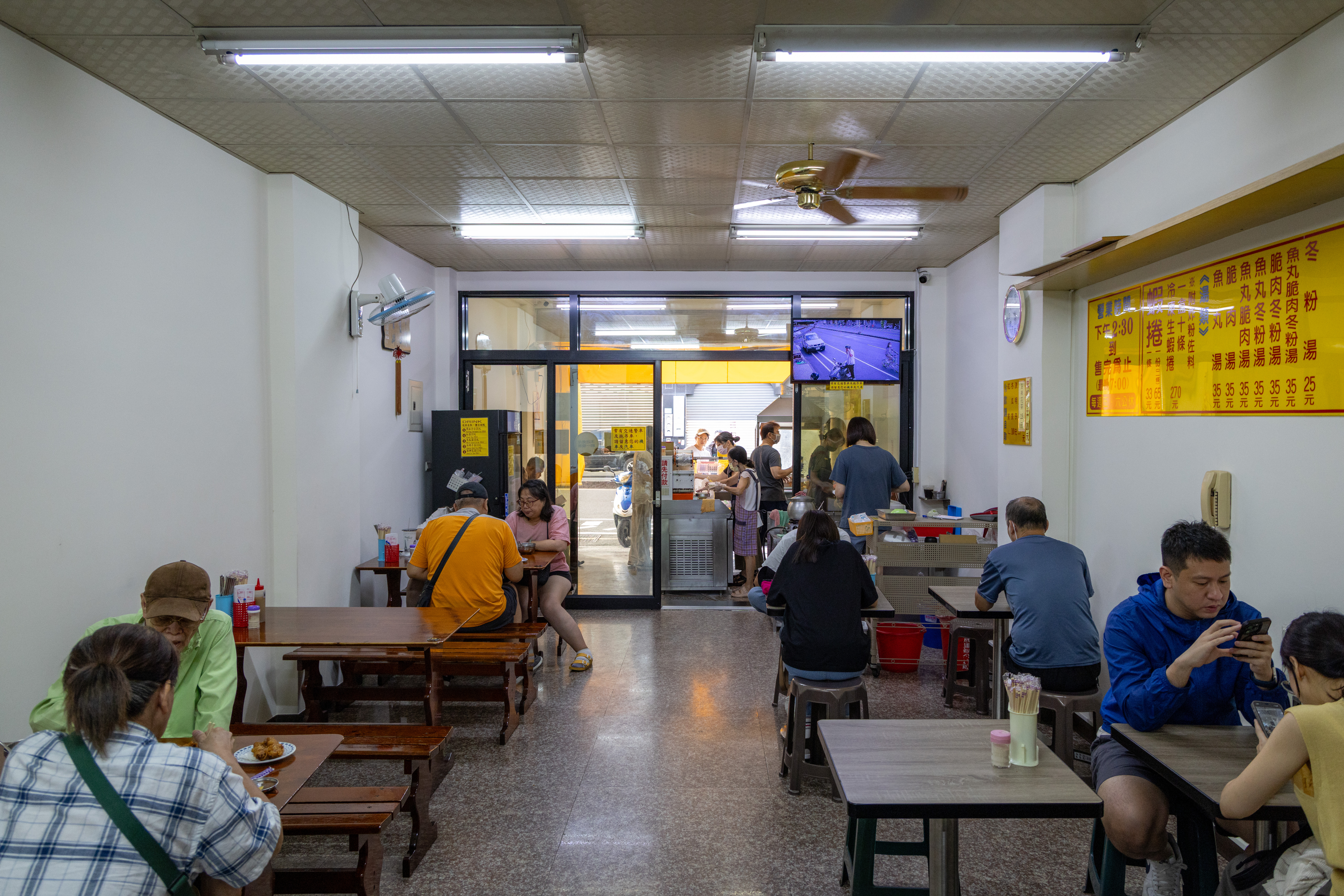 內用客人不多,因為入店後還得照領號順序等餐,等個30分鐘也是常事。