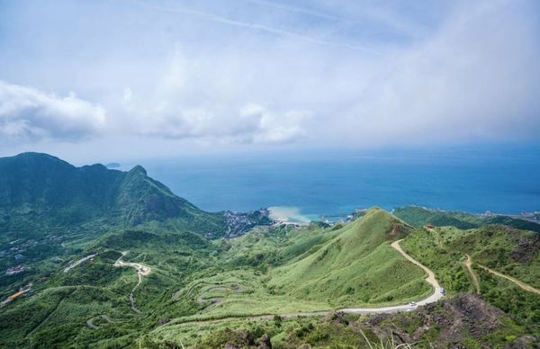 新北瑞芳牛伏礦區地形複雜，坑道深處光線昏暗。（翻攝自新北市觀旅局官網）