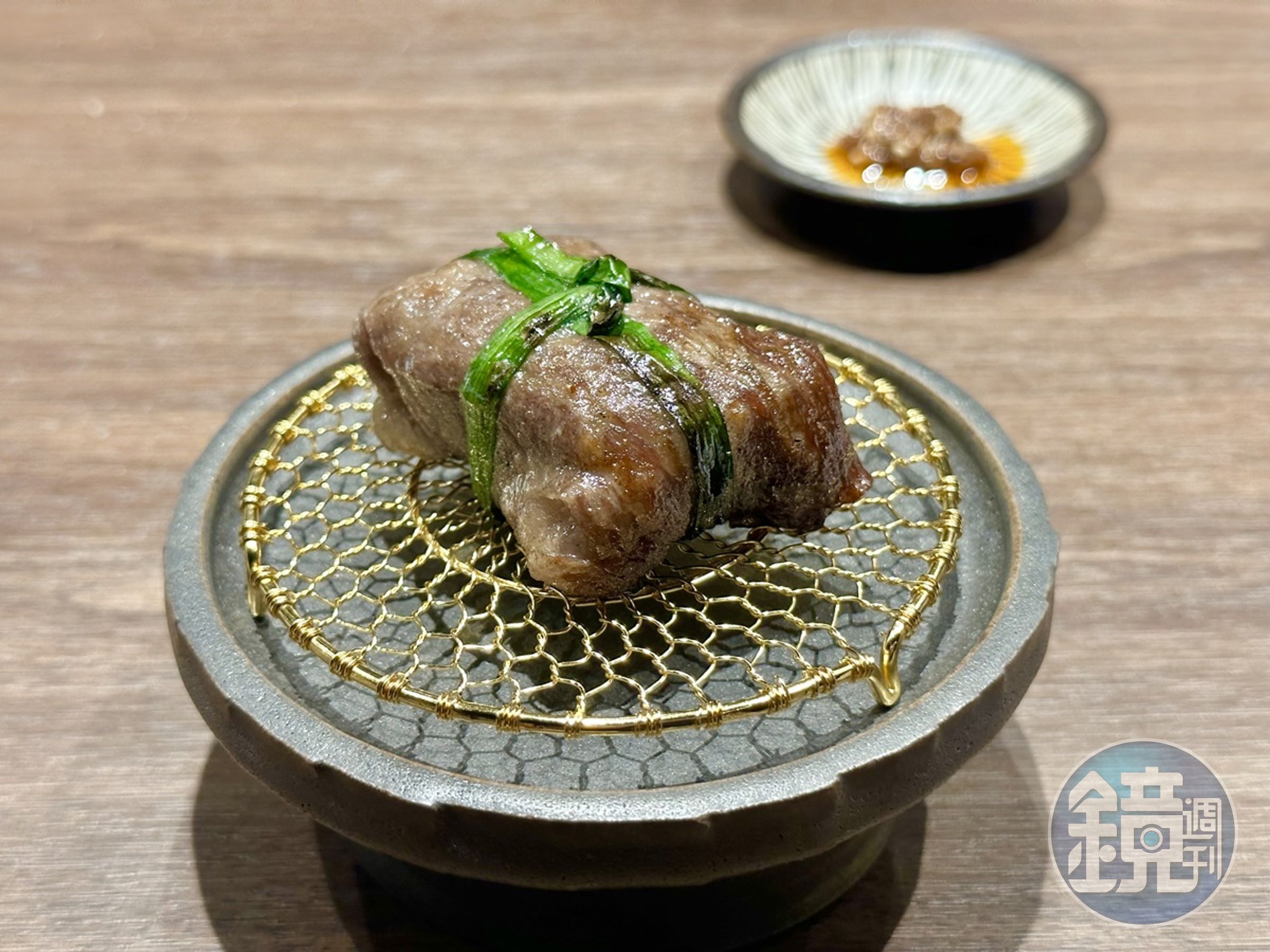 「紐約客/鹽蔥」用韭菜綁成小禮包造型,一口咬下會爆汁,油潤不鹹膩。