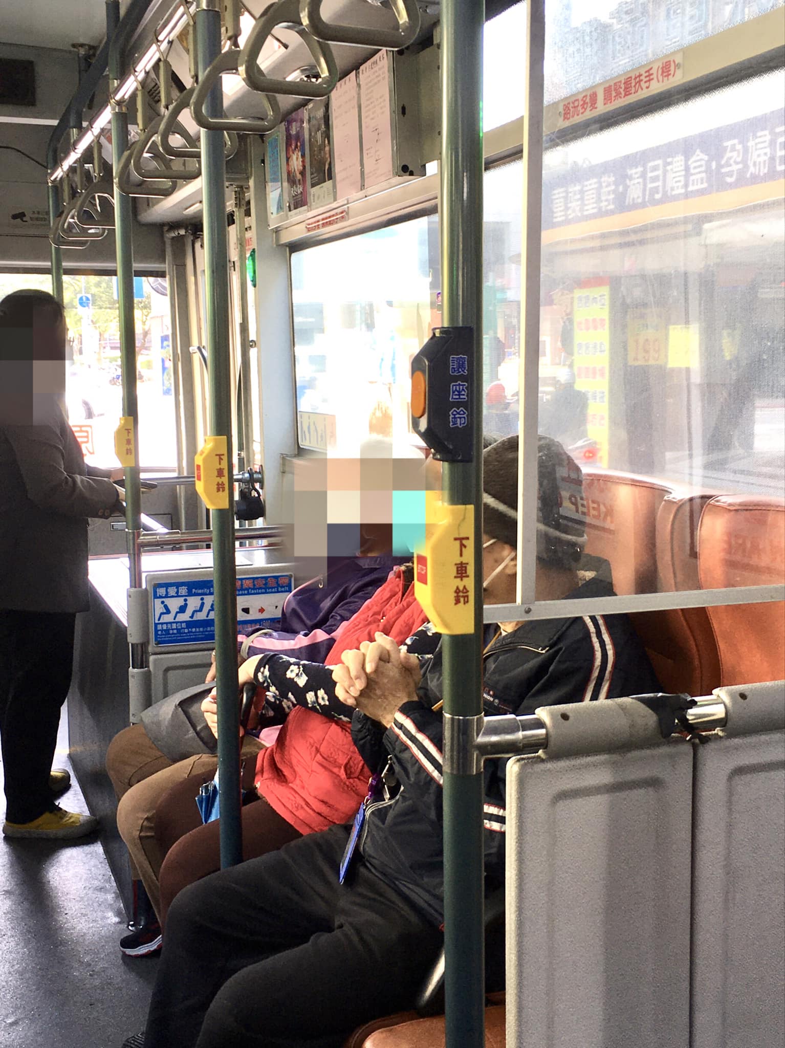網友在臉書分享公車上的「讓座鈴」照片引起討論。(翻攝自路上觀察學院)