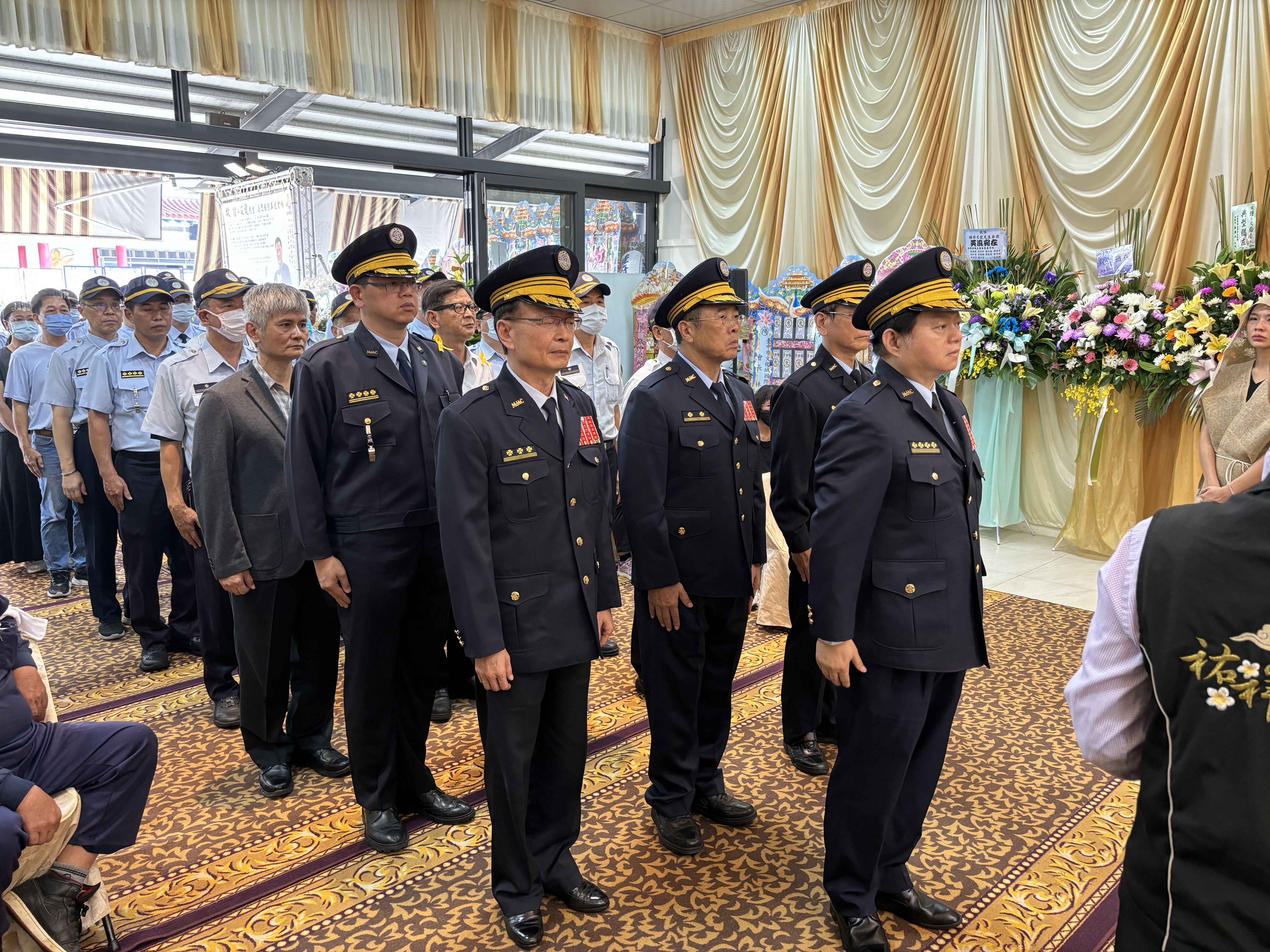 法務部矯正署署長周輝煌率領屏東地區矯正機關首長及看守所同仁前往弔唁。（矯正署提供）