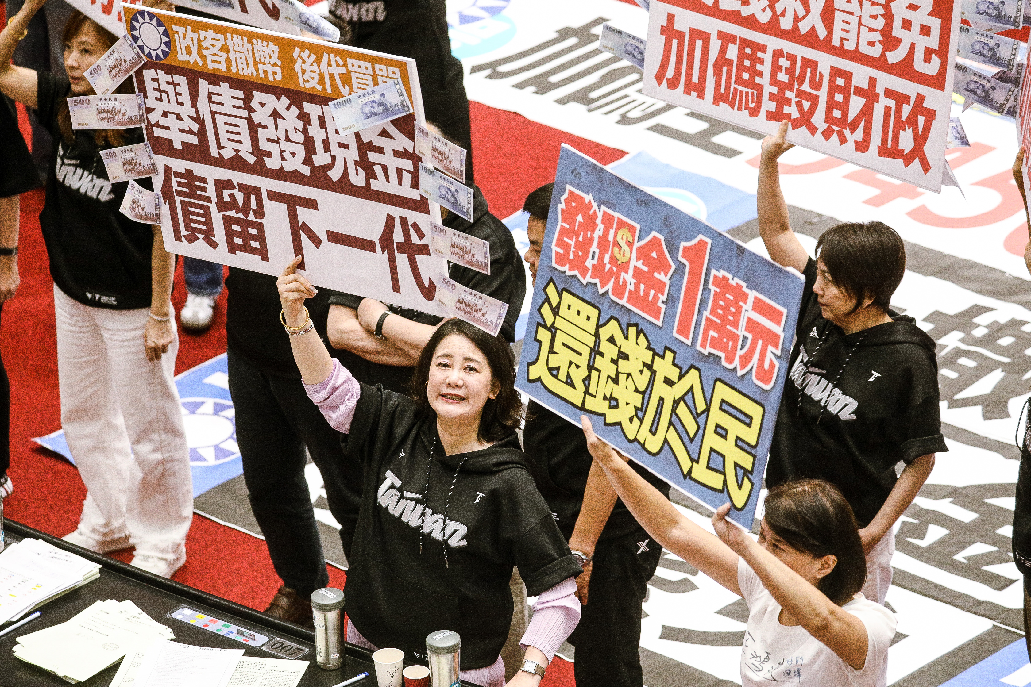 國民黨上週在立法院以人數優勢，三讀通過藍營版本5,450億元的特別條例預算，增加2,350億元「普發一萬」給全民。（鏡報鄒保祥攝）