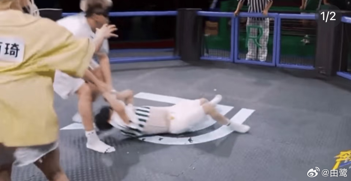 中國歌手周深在陸綜《奔跑吧》盲眼撕名牌，遭個頭高大的中國男籃球員郭艾倫拽衣拖曳，造成多處傷痕，但節目組卻未喊停遊戲。（微博圖片）