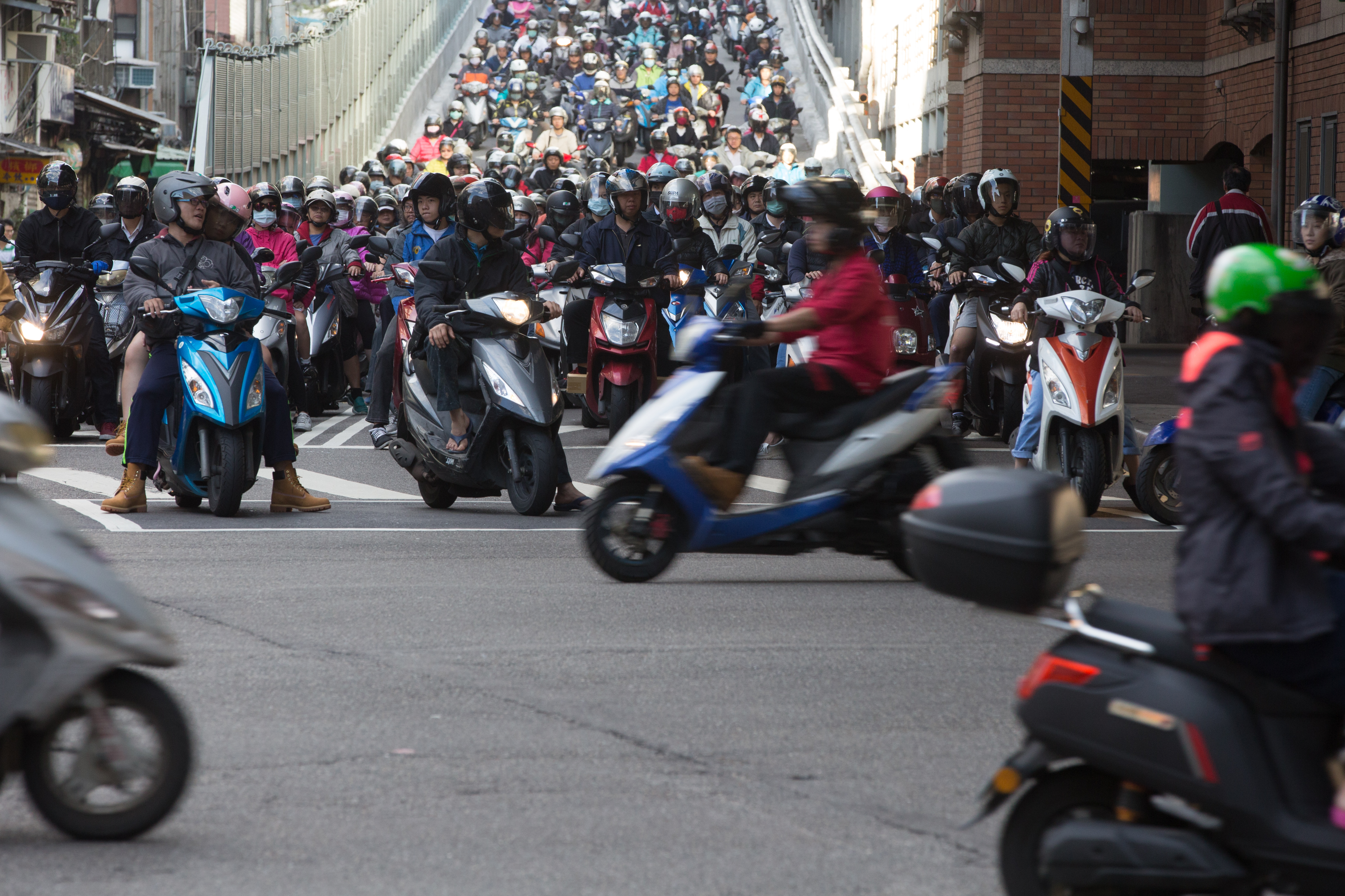 一名女大生到車行維修機車，暫離10分鐘報價卻翻了4倍，讓她上網發文抱怨，不過車行老闆表示都有跟女大生說明並徵求同意，沒想到卻被發文公審。（示意圖，本刊資料照）