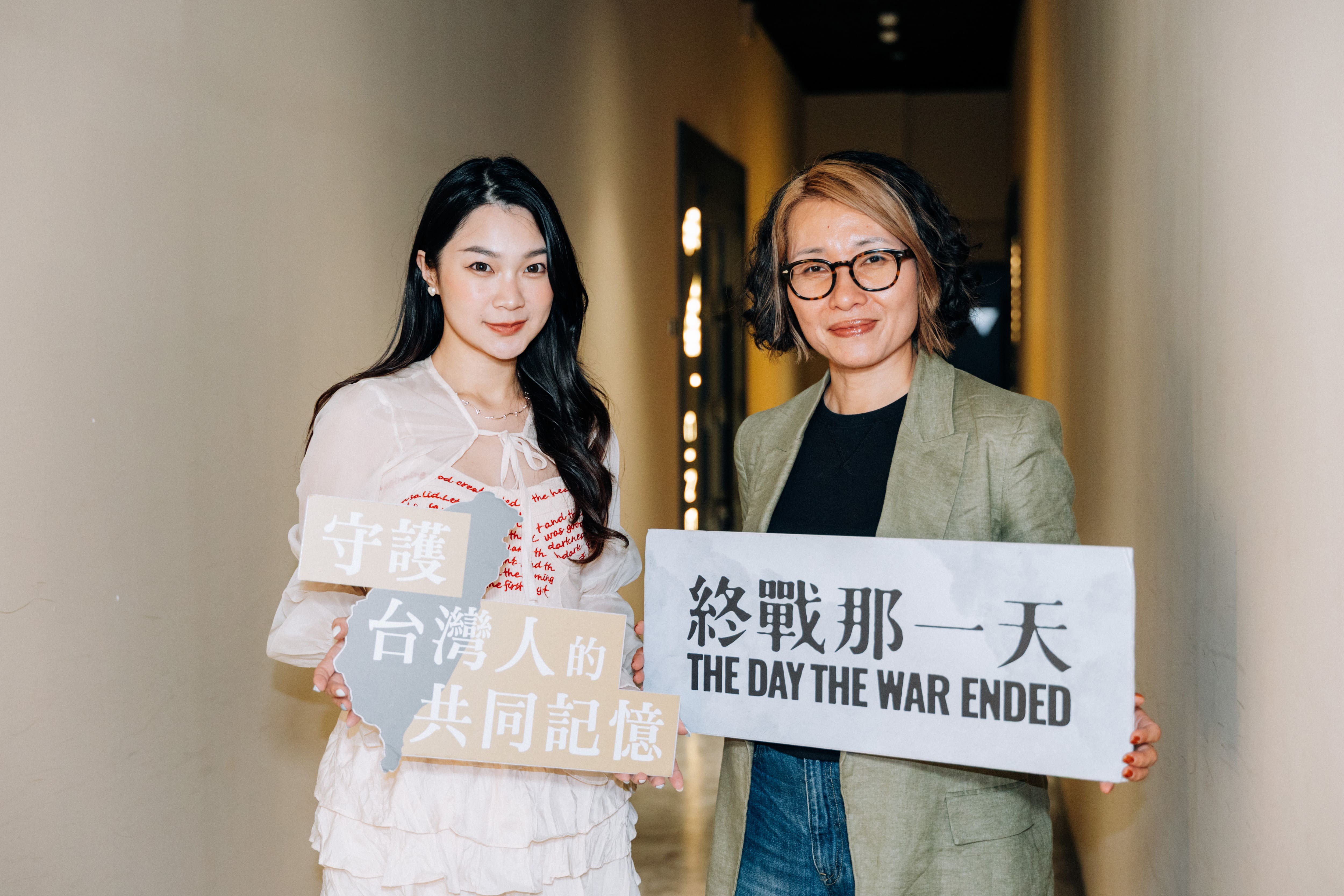 社群創作者沐容阿美(左)與導演盧慈穎(右)合影。(放假影像提供)