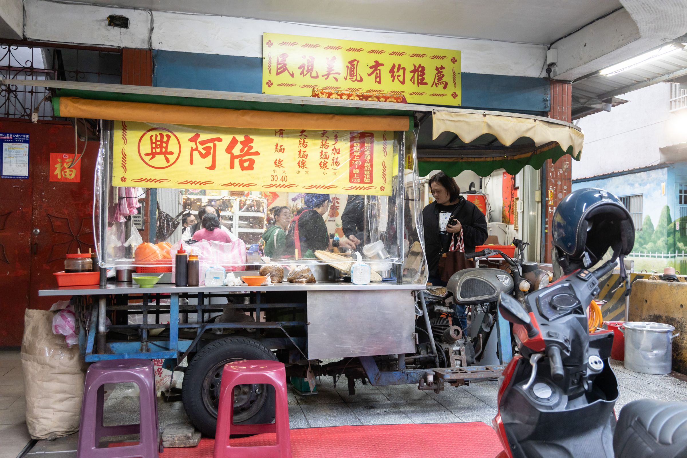 林亦君推薦品嘗阿倍麵線一定要拌入店家特製的麻油辣椒，麻油的香氣與大腸完美融合，產生絕妙的美味變化。（鄭祺耀攝）