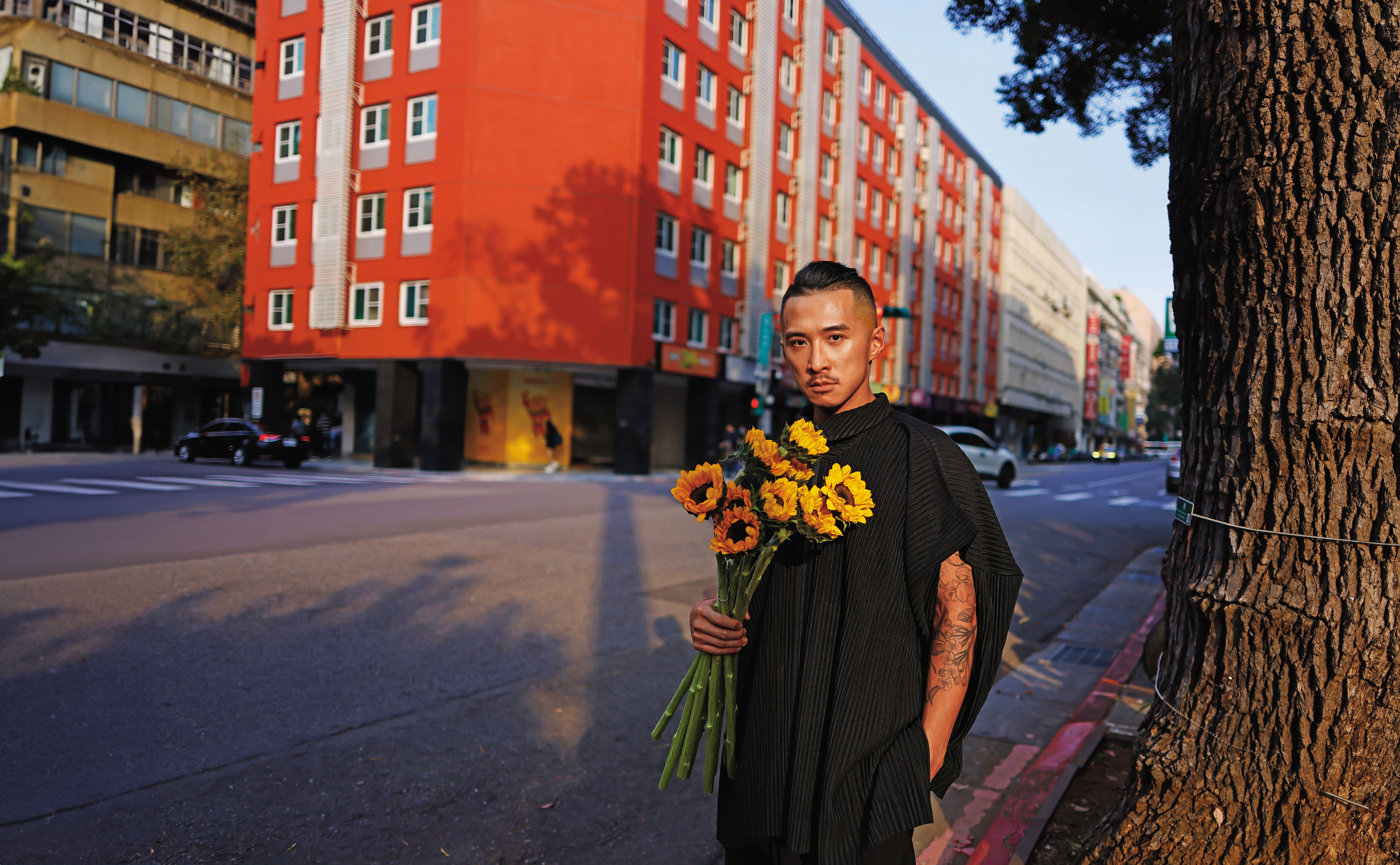 林哲瑋重返當年發送太陽花的青島東路。花是他回應社會運動的工具，同婚遊行時，他也去現場發送玫瑰。