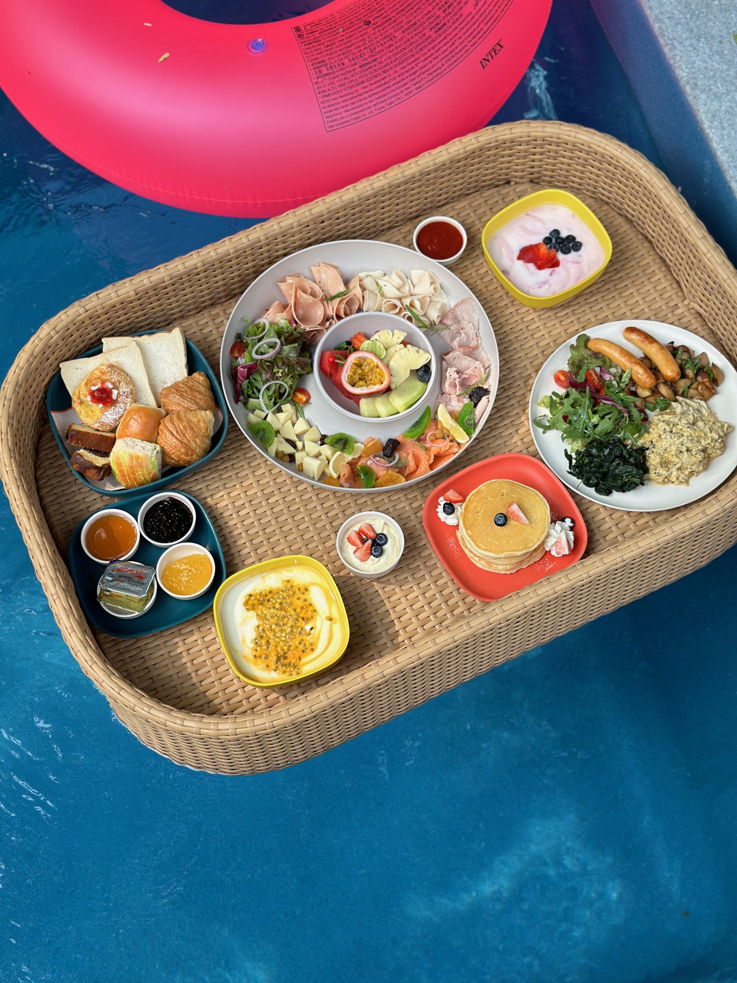住泳池Villa的客人可以在池畔享用專人服務的漂浮早餐「Floating Breakfast」。(雙人沙灘早餐2,000泰銖/份,約NT$1,764)(Nicole Lin提供)