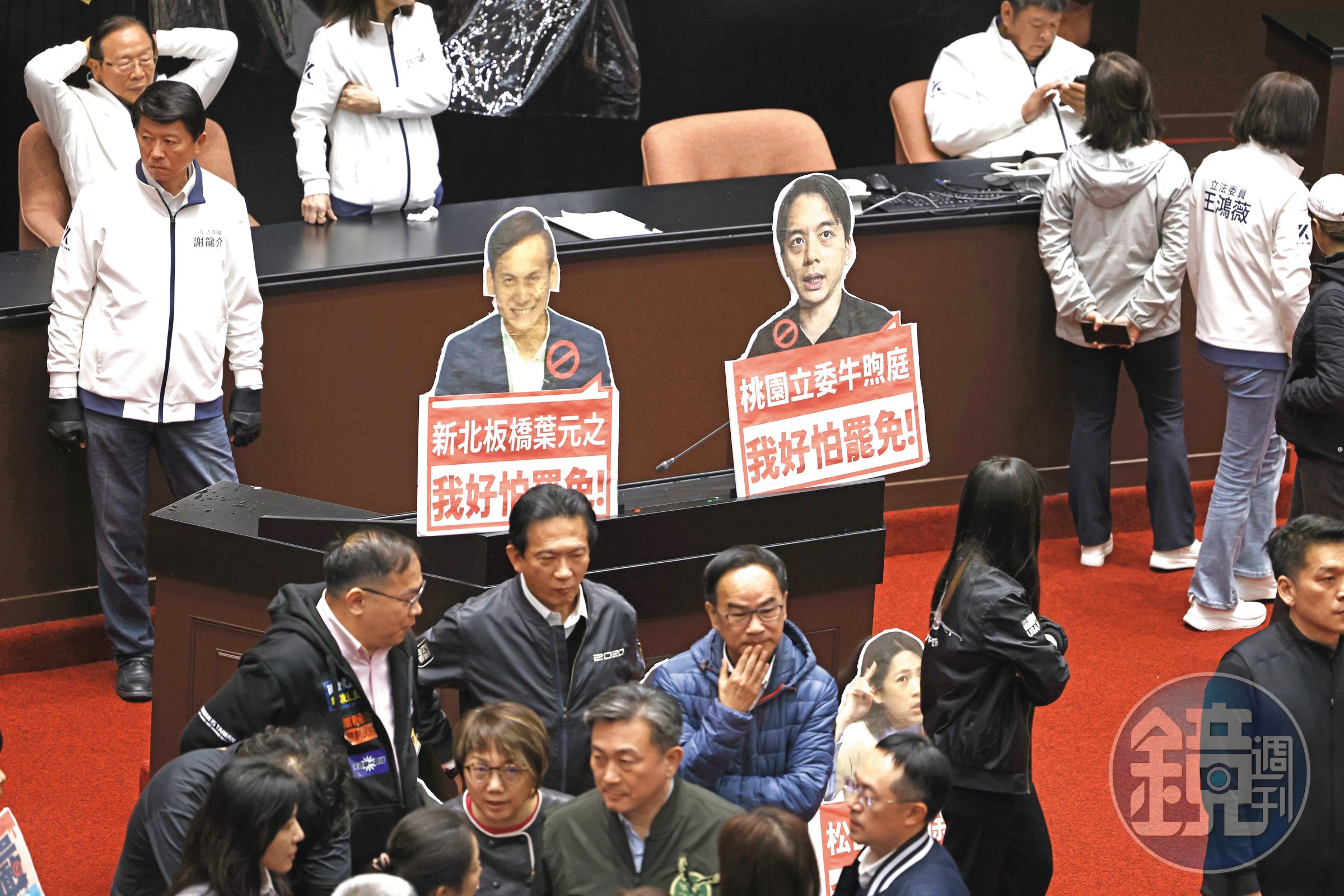 《選罷法》也是這次排審法案之一，綠委原成功占領主席台，但遭藍委挾人數優勢排除。