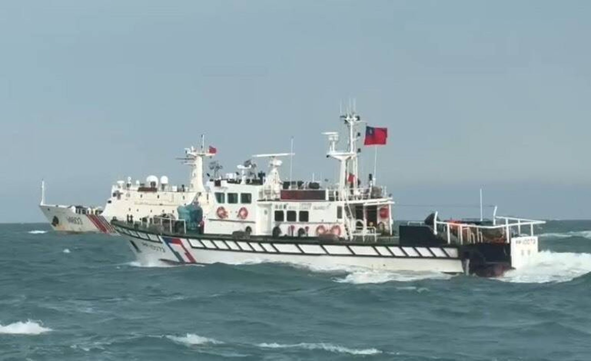 中國海警侵擾金門海域,遭我方海巡艇驅離。(海巡署提供)