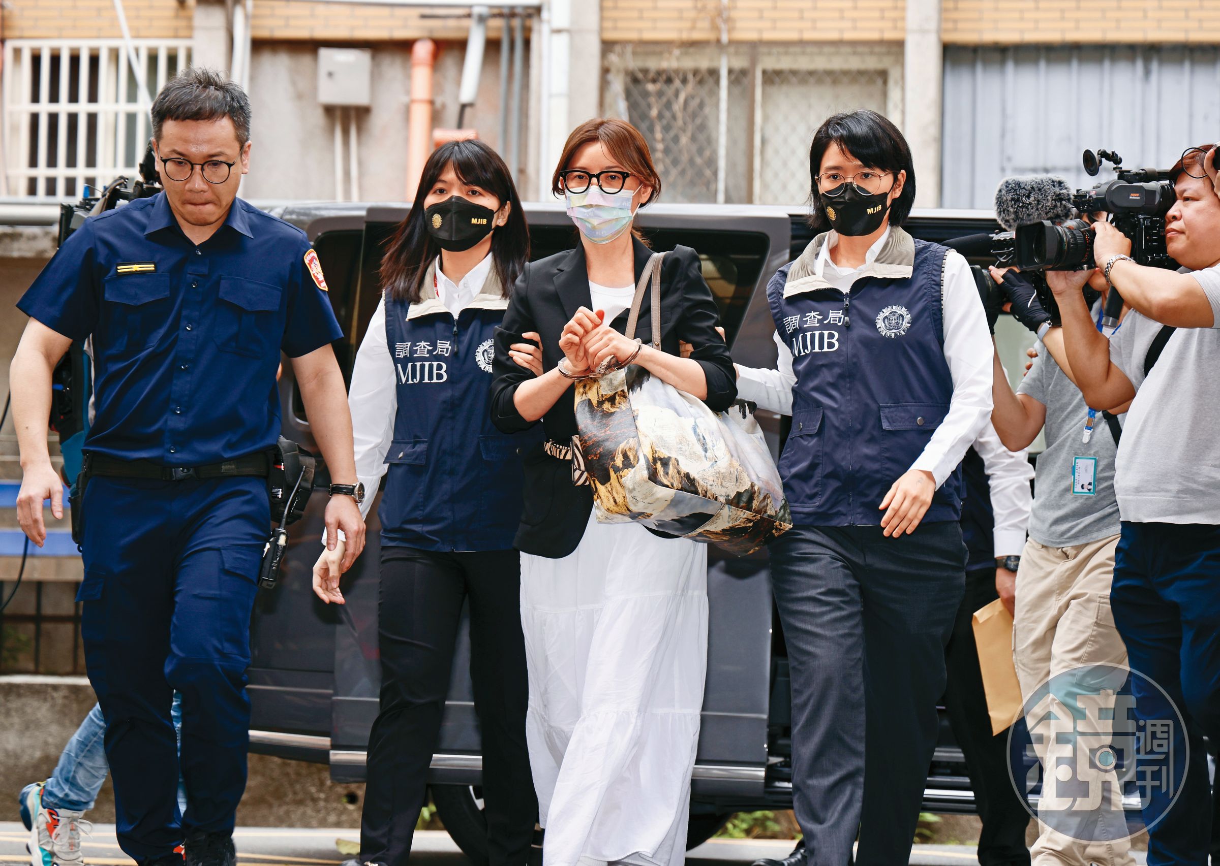 貴婦奈奈（中）與前醫師男友黃博健涉吸金上億元，潛逃加拿大7年後返台，被調查局押解歸案。