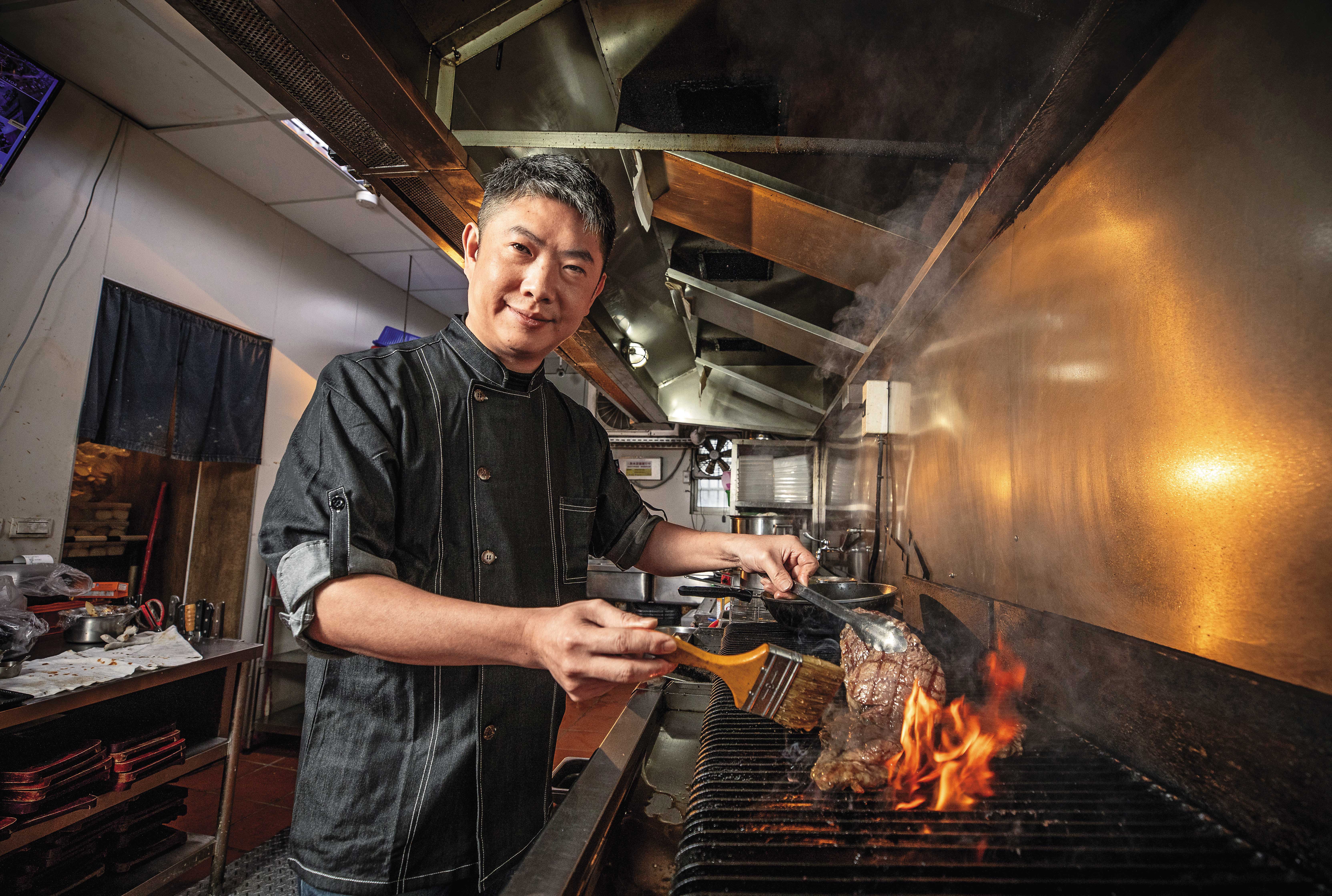 鬥炙原味炙燒牛排館老闆詹厚德，創業遭挫，重拾少年郎時學的煎牛排，現已發展成平價高CP值連鎖體系，新近還創立價格更便宜的副品牌大功牛排，年收逾8千萬元。