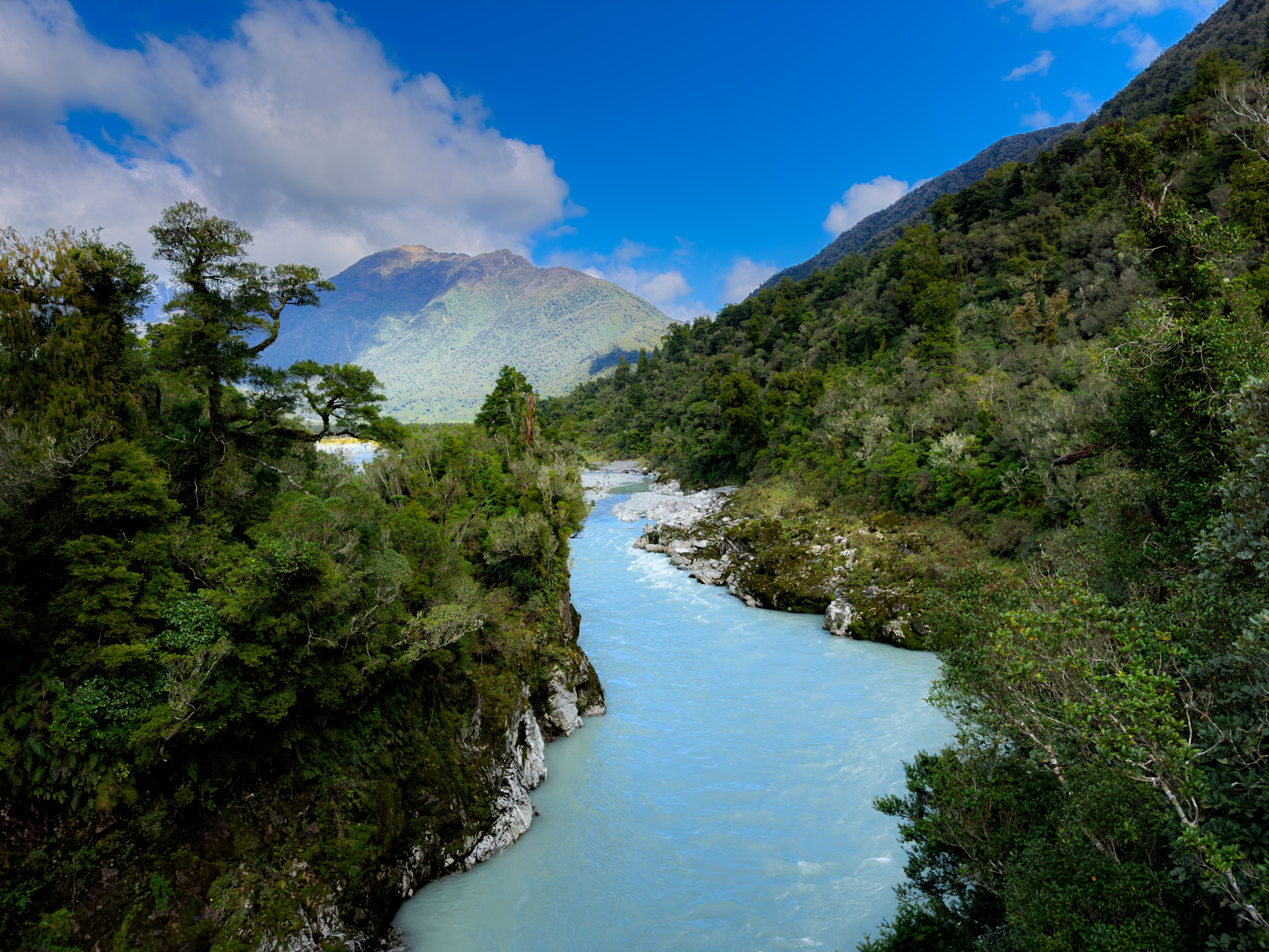 鄰近霍奇蒂卡的「霍奇蒂卡峽谷」因牛奶色澤的河流顏色，吸引旅人遠道而來。