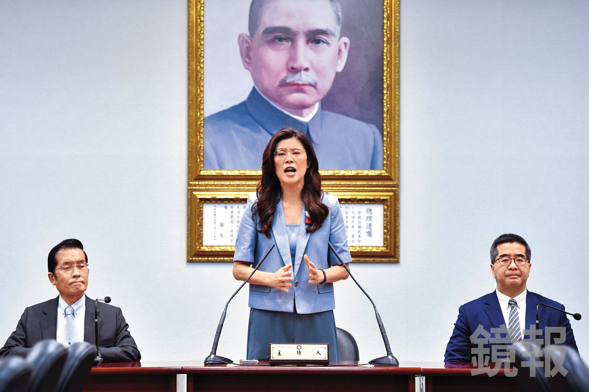 國民黨主席鄭麗文(中)啟程訪中,將拜會中共領導人習近平。(鏡報李智為)
