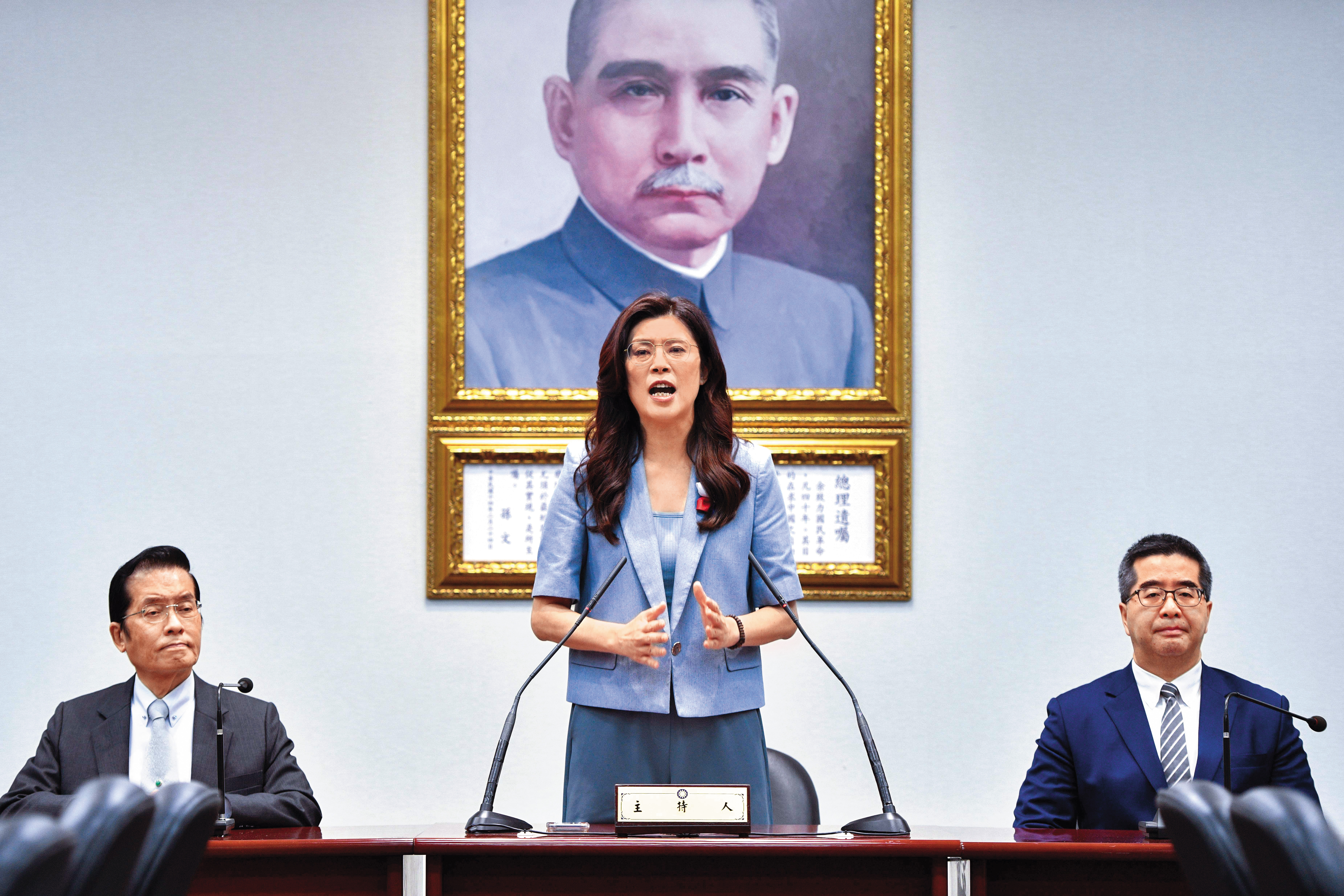 國民黨主席鄭麗文（中）啟程訪中，將拜會中共領導人習近平。（鏡報李智為）