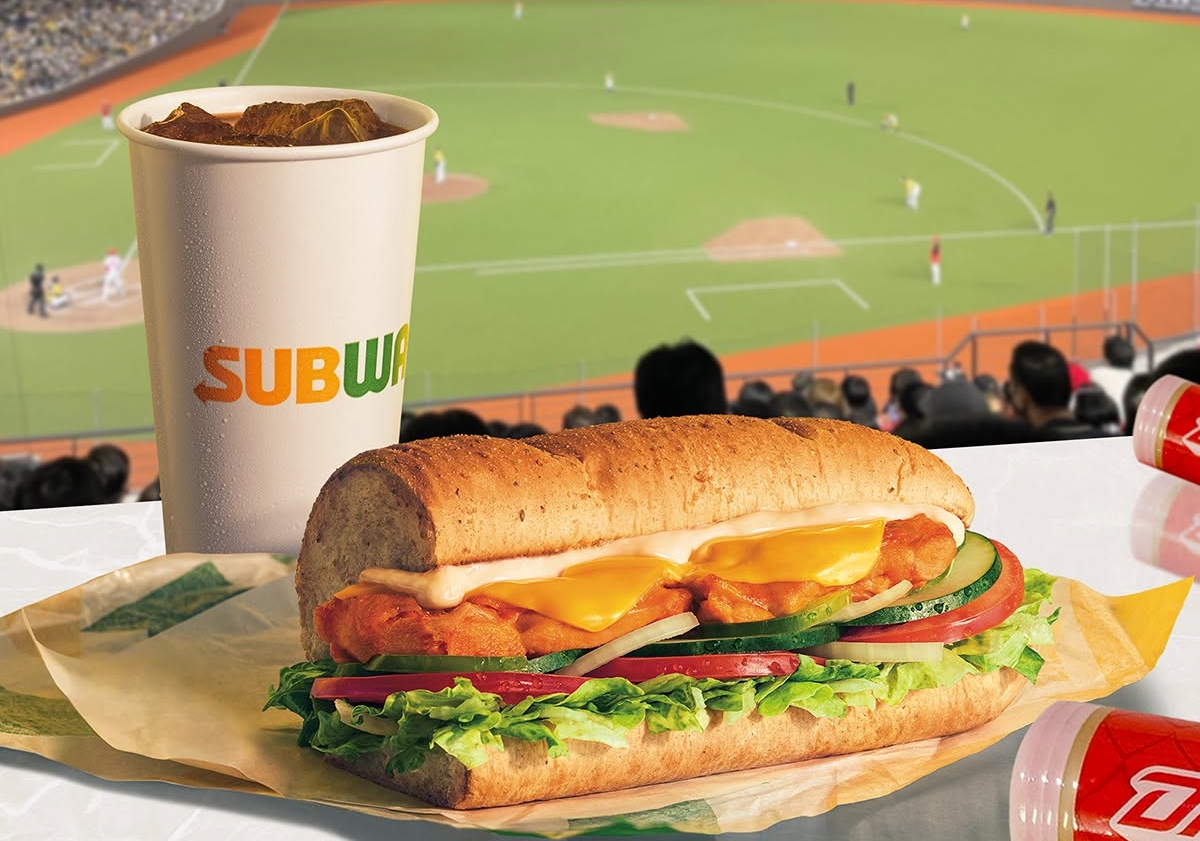 SUBWAY所販售的巴馬乾酪麵包近日「消失」,麵包上的粉料疑似使用到台灣不能用的「違禁品」。(示意圖,翻攝自SUBWAY臉書)