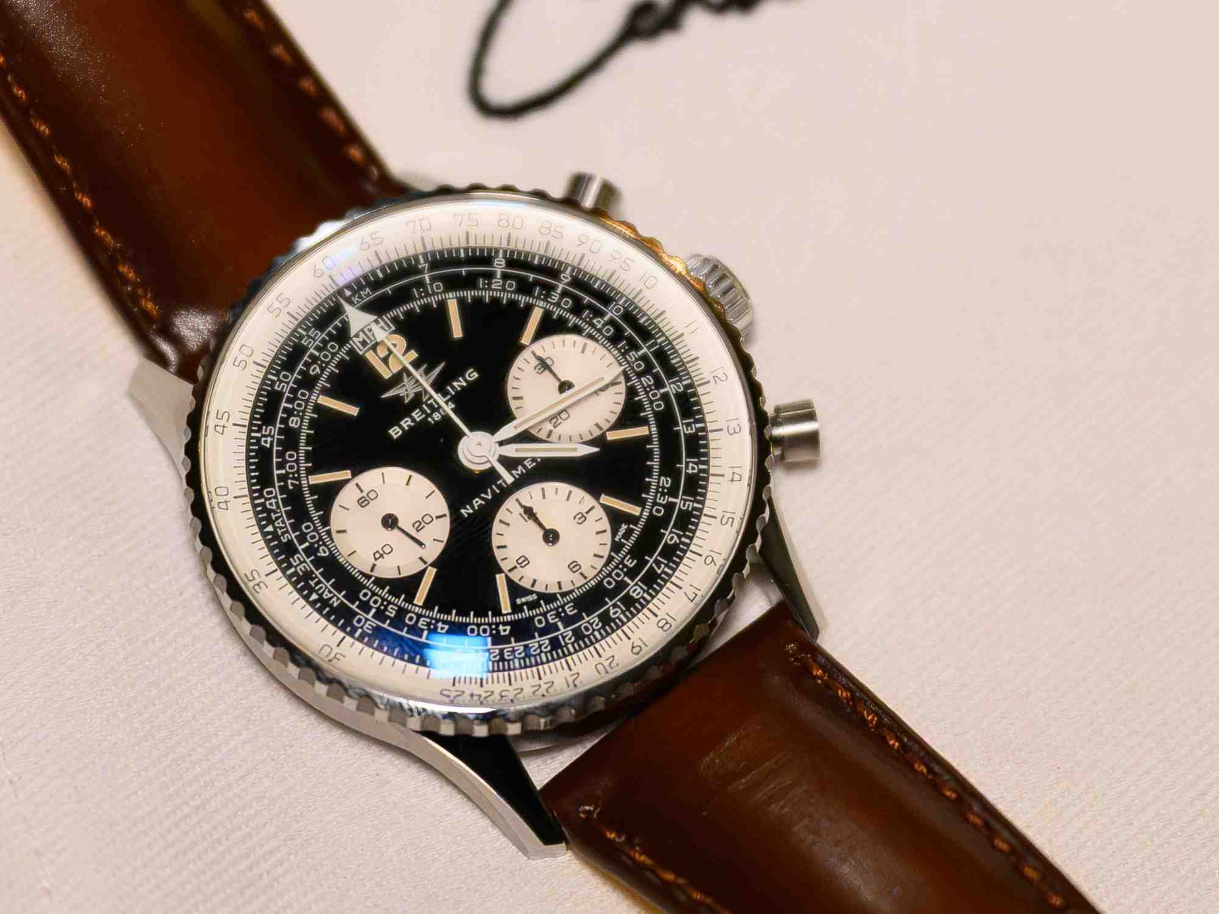 BREITLING Navitimer B09 Chronograph 41 Miles Davis：採用 41mm 精鋼錶殼，黑色面盤搭配白色三眼計時盤，重現 ref. 806 Mk5 經典反熊貓配置與 Twin Jet 雙噴射機標誌。搭載 B09 手上鏈計時機芯，具導柱輪、垂直離合與約 70 小時動力儲存，通過 COSC 認證。另復刻 Air Racer 精鋼鍊帶，全球限量 500 只。功能：時、分、小秒針指示；計時碼錶；機芯：B09 手動上鏈機芯；定價：約NT$264,000（限量500 只）
