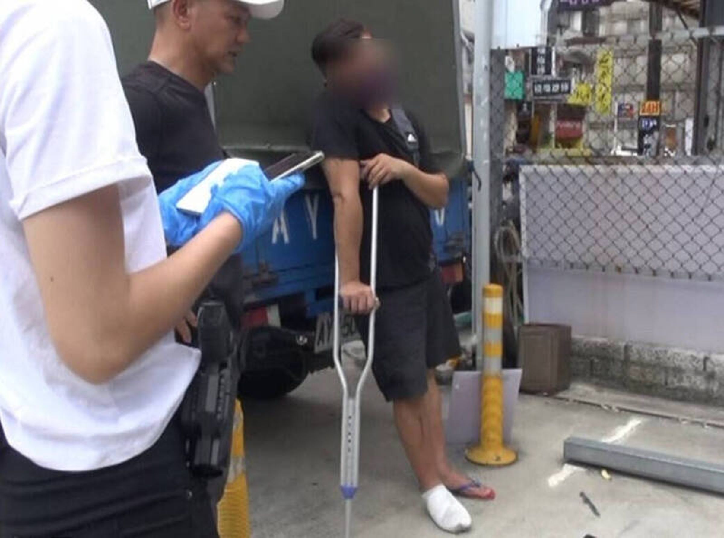 台中市刑大幹員在北屯某停車場將拄著拐杖的顏嫌逮捕到案。(警方提供)